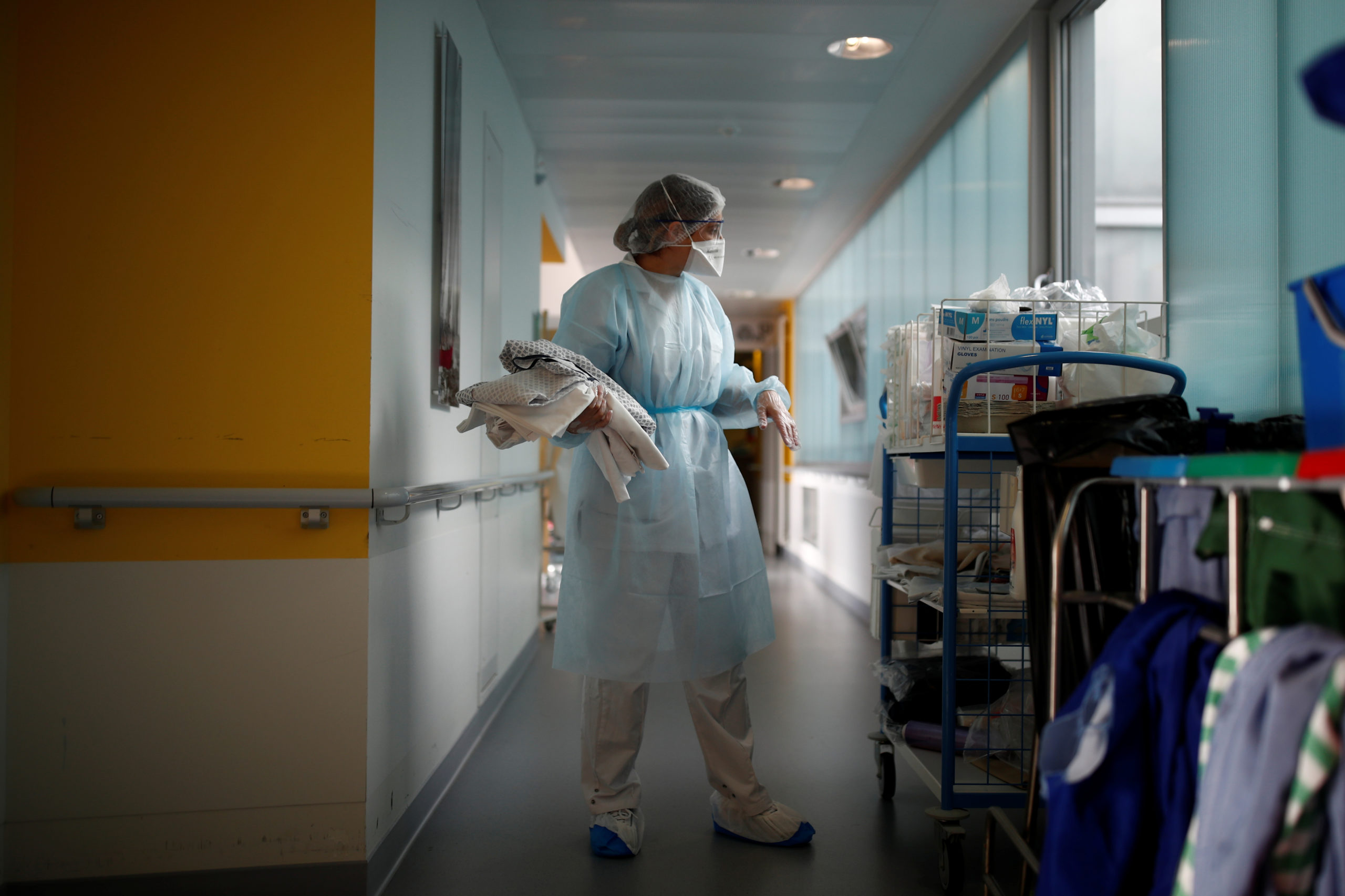 La France proche du million de cas de coronavirus, Macron auprès des personnels soignants
