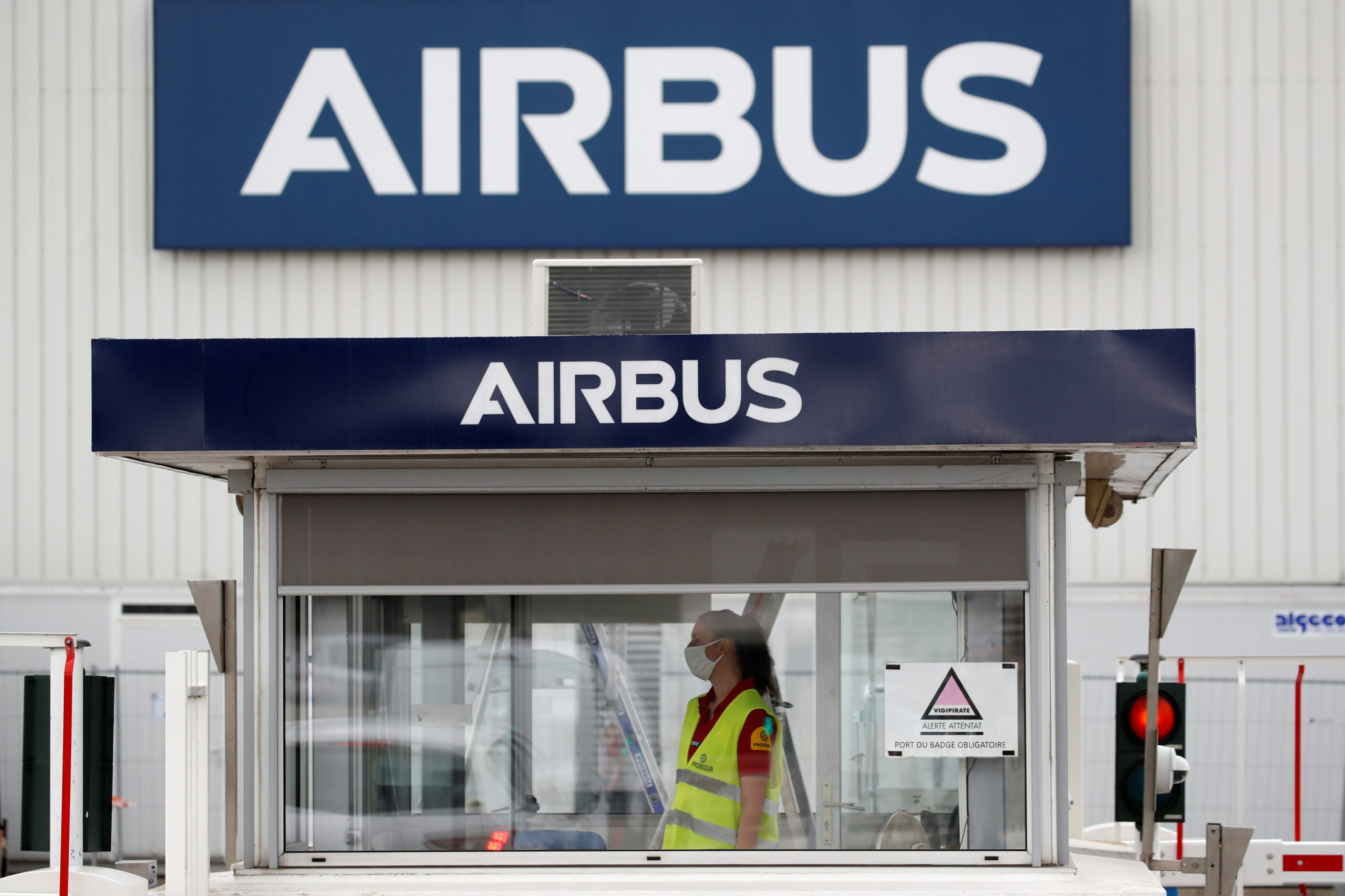 La ministre de l'Industrie rencontre direction et syndicats d'Airbus dans "un esprit de vigilance"