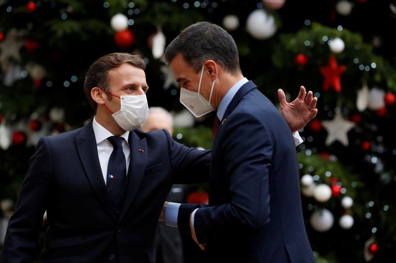 Le chef du gouvernement espagnol à l'isolement après avoir rencontré Macron à Paris