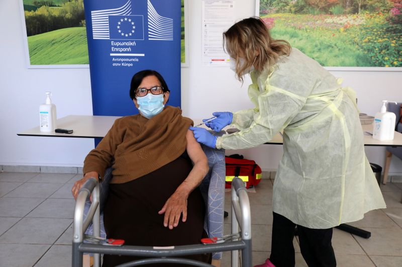 "Le début de la fin": L'Europe lance sa campagne de vaccination pour mettre un terme à la pandémie
