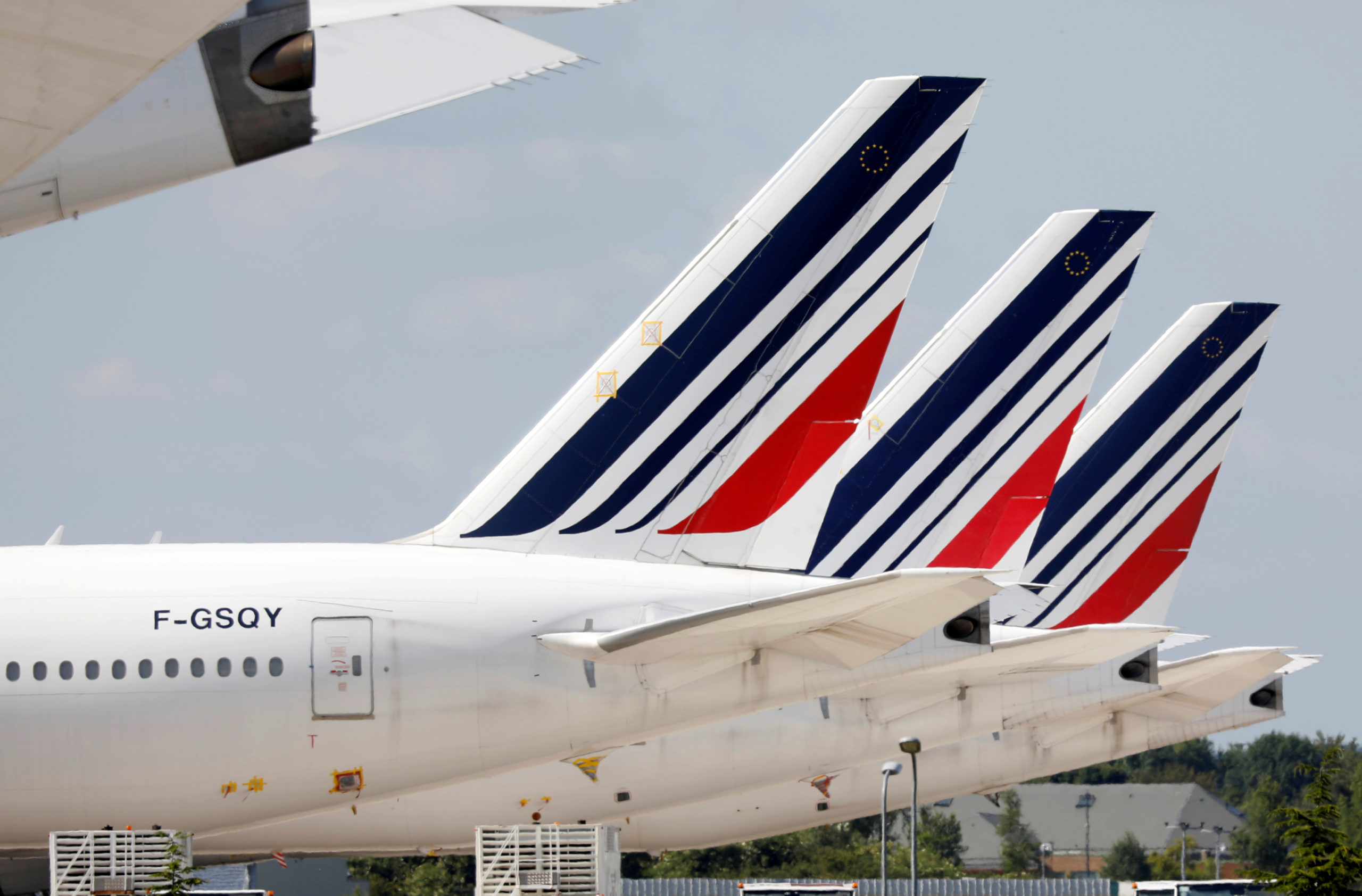 Le Maire souhaite moins de 8.000 suppressions d'emplois et pas de départ forcé chez Air France