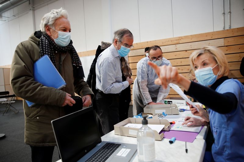 Les premières doses du vaccin Moderna arriveront lundi en France, dit Véran
