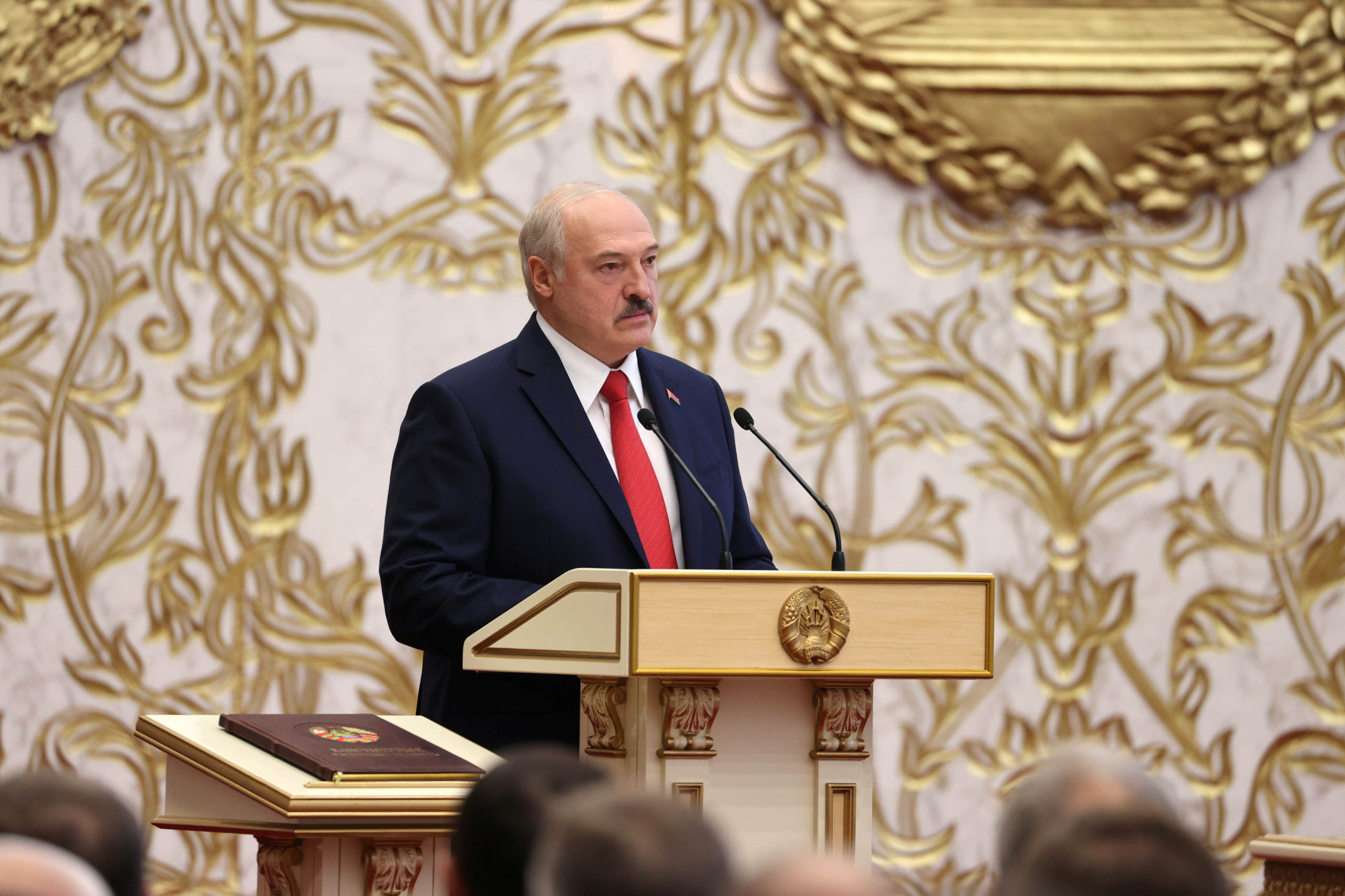 Loukachenko prête serment, l'opposition descend dans la rue