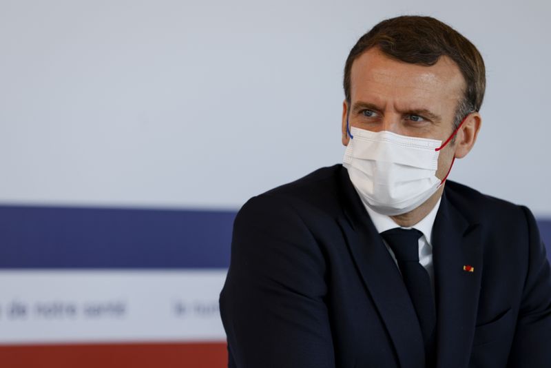 Macron annonce une plateforme de signalement des discriminations