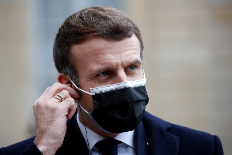 Macron ne regrette pas d'avoir qualifié de "guerre" la crise sanitaire