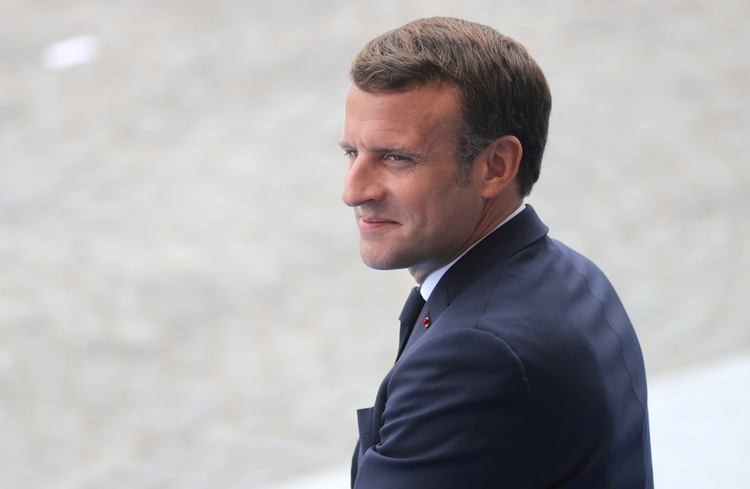 Macron promet contrats, formations et exonérations de charges pour les jeunes