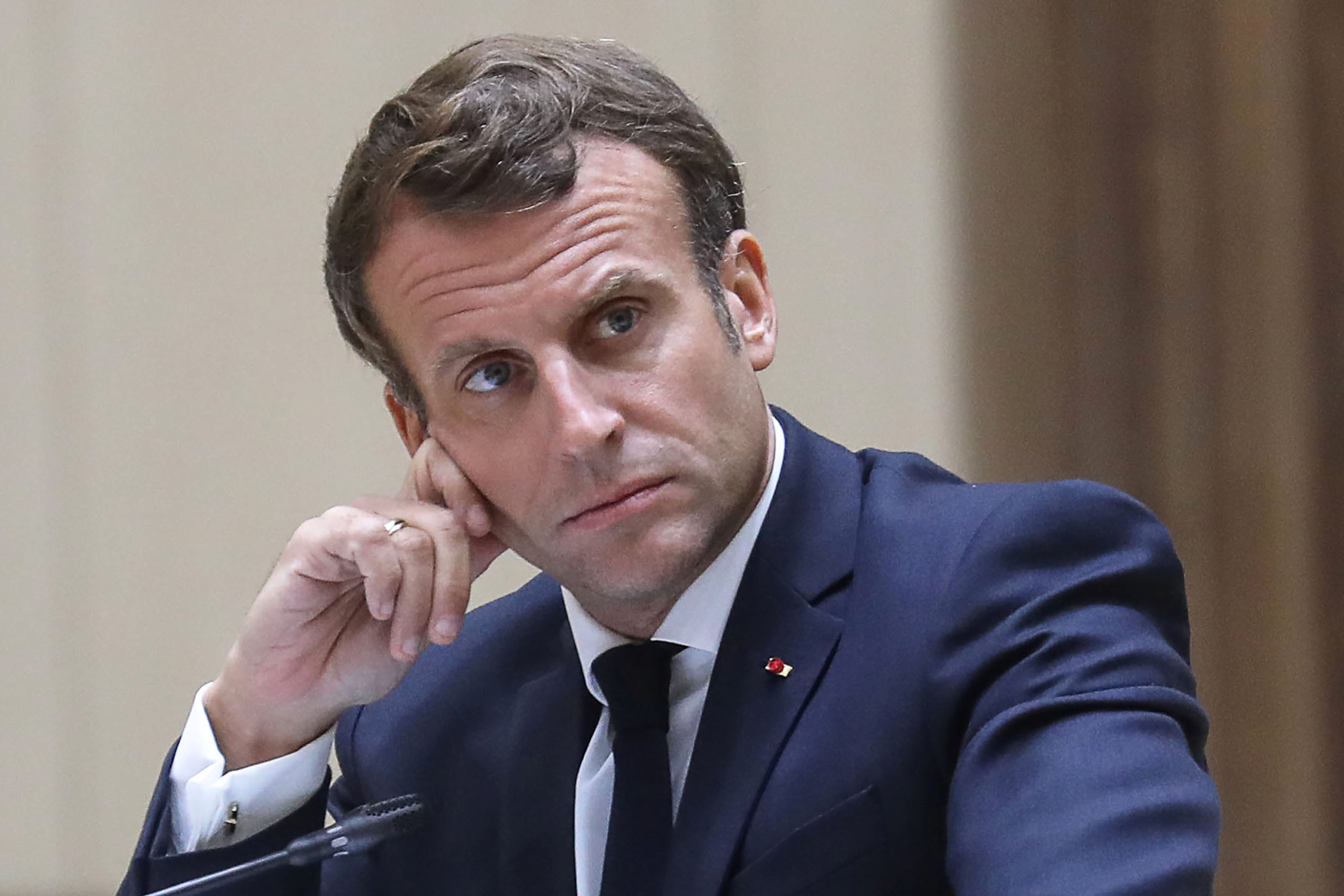 Macron promet une "nouvelle équipe" à ses côtés