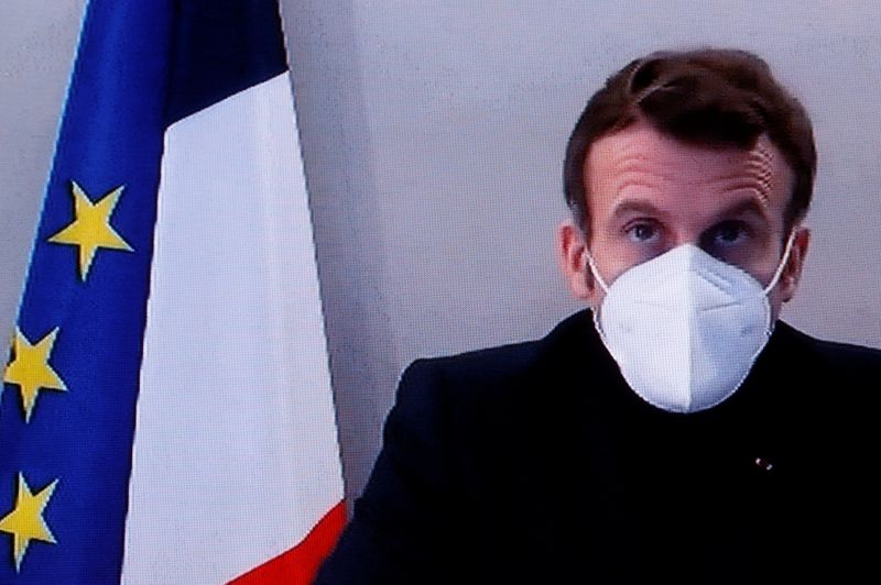 Malade du COVID-19, Macron préside le dernier conseil des ministres de 2020