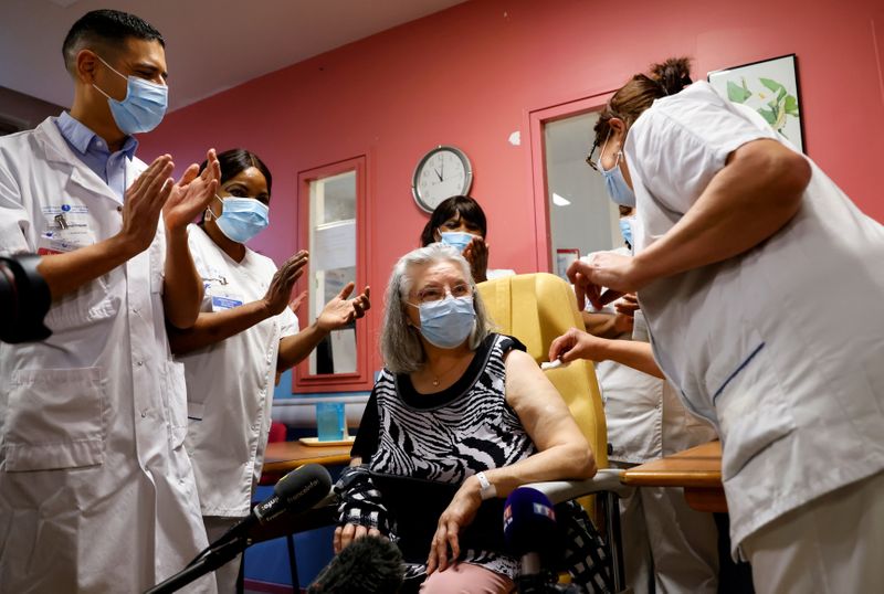 Mauricette, 78 ans, première à être vaccinée en France, se dit "très émue"