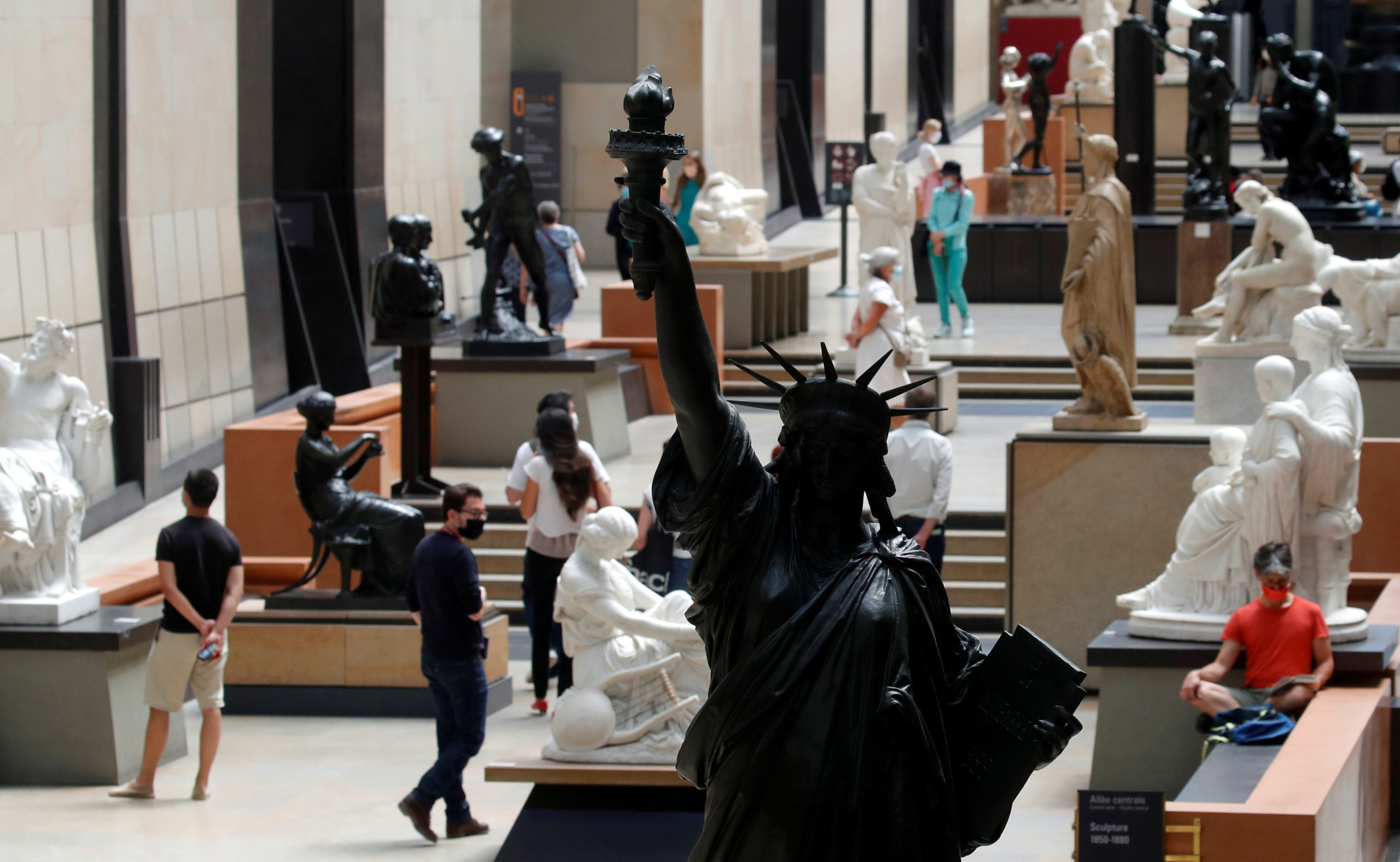 Le musée d'Orsay rouvre au public, s'inquiète pour ses finances