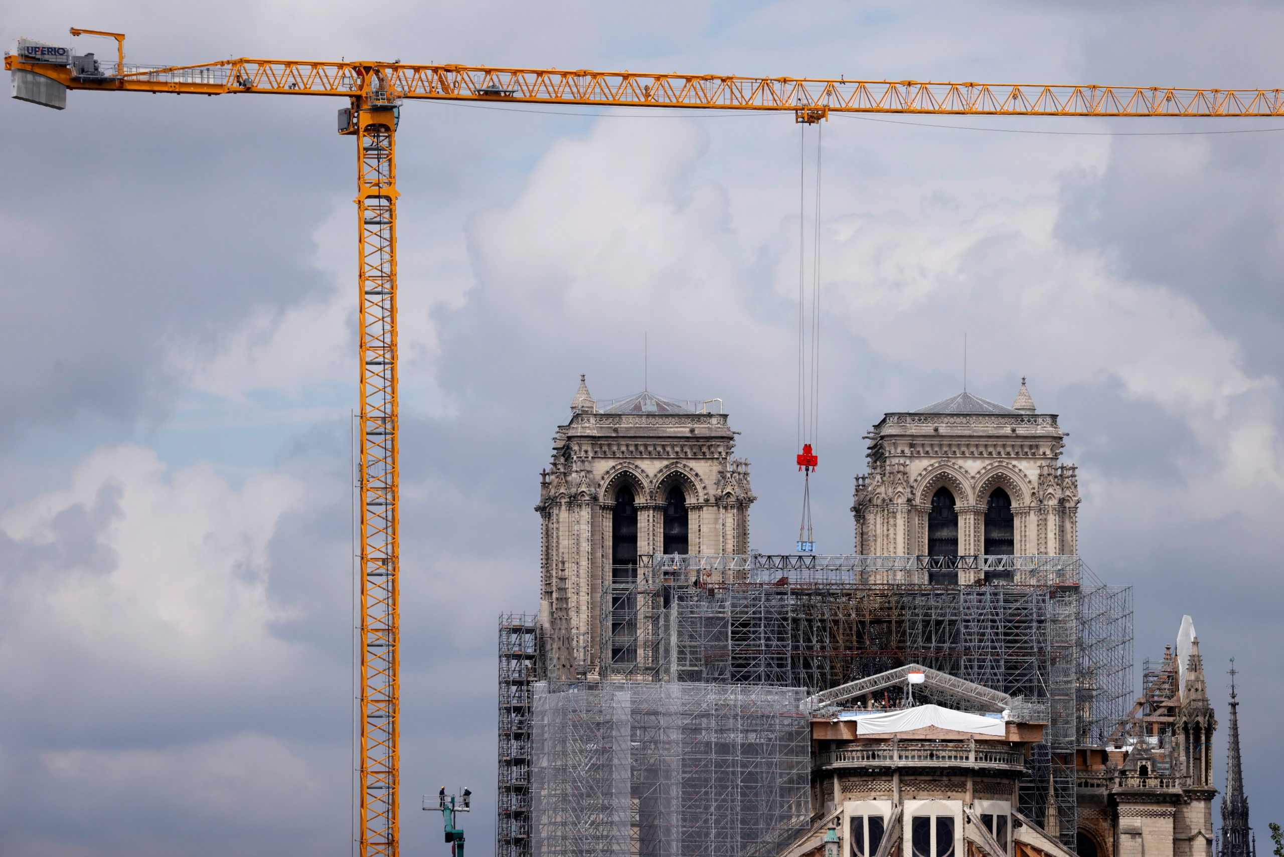 Les ouvriers à l'oeuvre à Notre-Dame de Paris ont entamé lundi la phase de découpage de l'échafaudage détruit par l'incendie, une étape aussi délicate que décisive pour le sauvetage de la cathédrale. /Photo prise le 8 juin 2020/REUTERS/Christian Hartmann