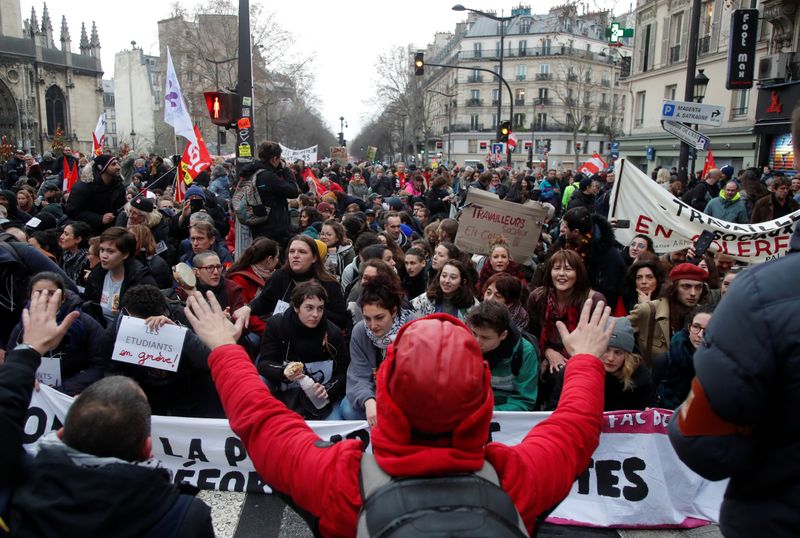 Retraites: La mobilisation fléchit contre la réforme, discussions vendredi à Matignon