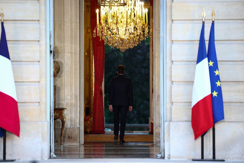 Gabriel Attal, Premier ministre français et candidat du groupe de la majorité présidentielle française « Ensemble pour la République », part après son discours à la suite des résultats partiels du deuxième tour des élections législatives anticipées françaises, à l'hôtel Matignon à Paris. /Photo prise le 7 juillet 2024/REUTERS/Guglielmo Mangiapane