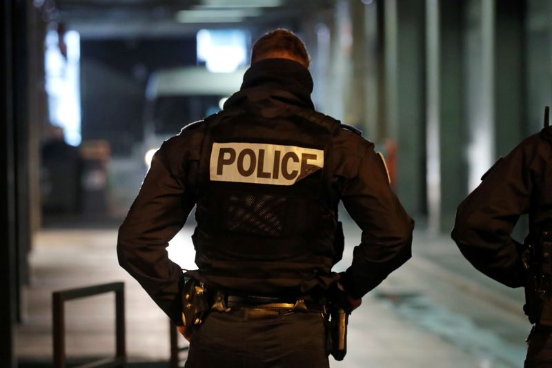 Un homme abattu par la police à Villejuif après une attaque au couteau, selon BFM TV