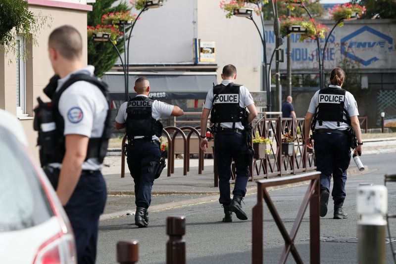 Un mort et des blessés dans l'attaque au couteau près de Paris, dit le maire