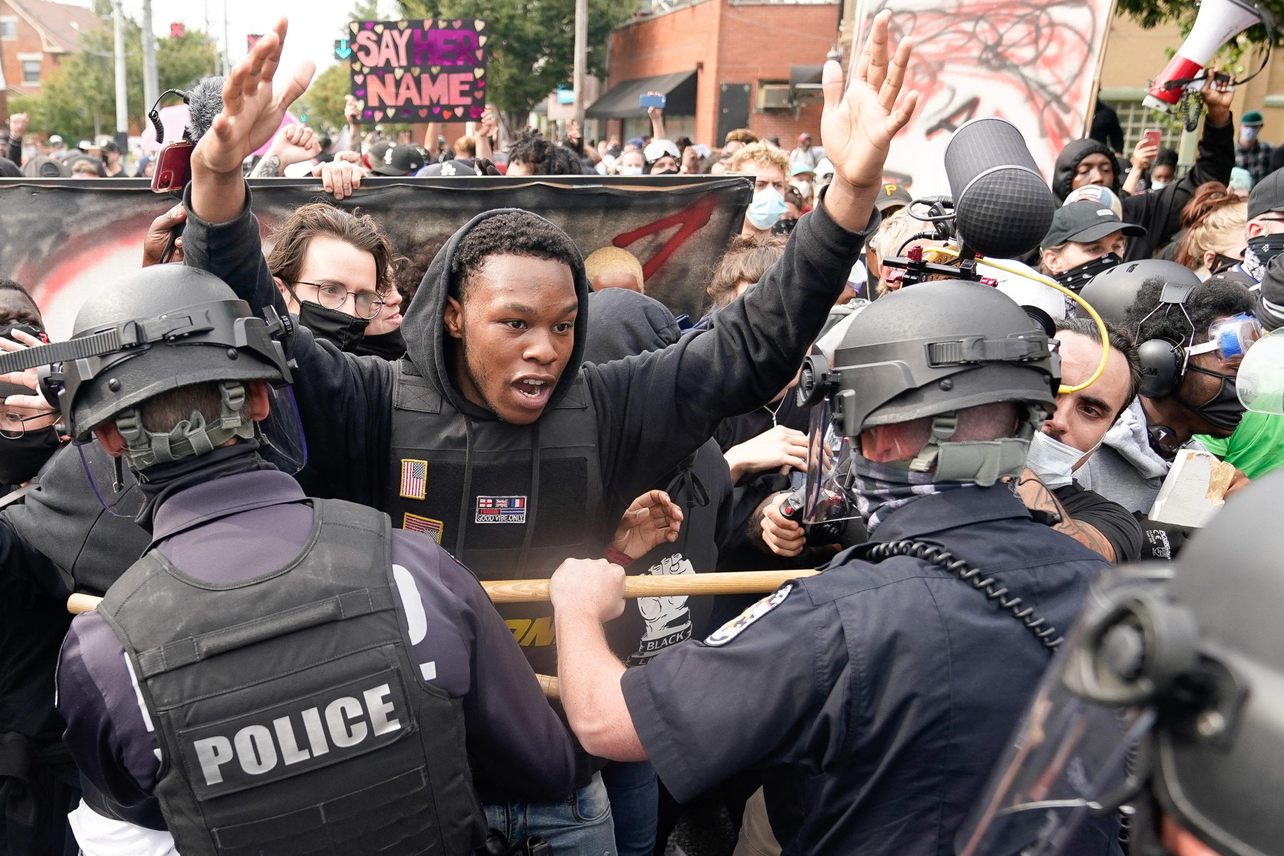 USA: Deux policiers blessés par balles lors de manifestations à Louisville