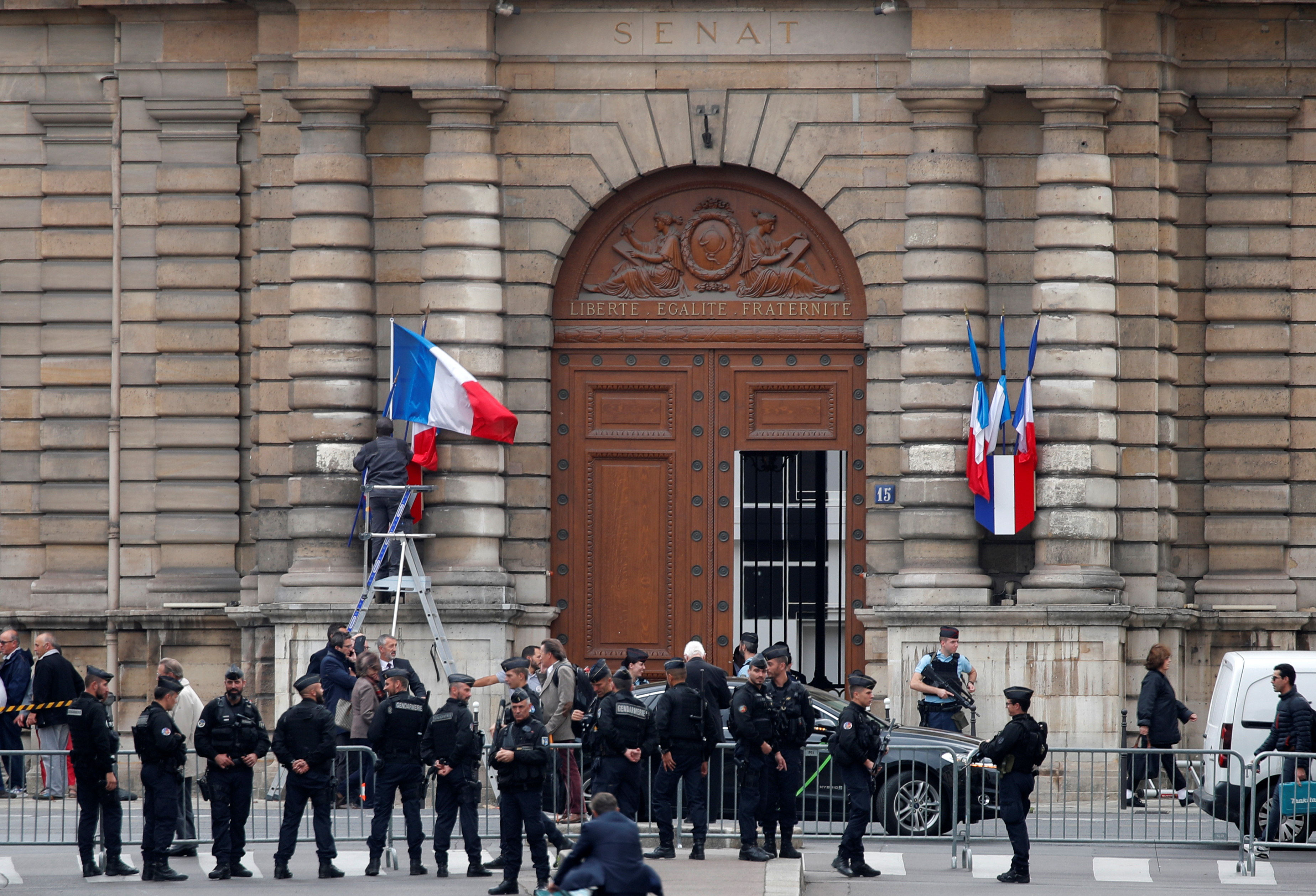 Le Sénat interdit le port du voile en sortie scolaire