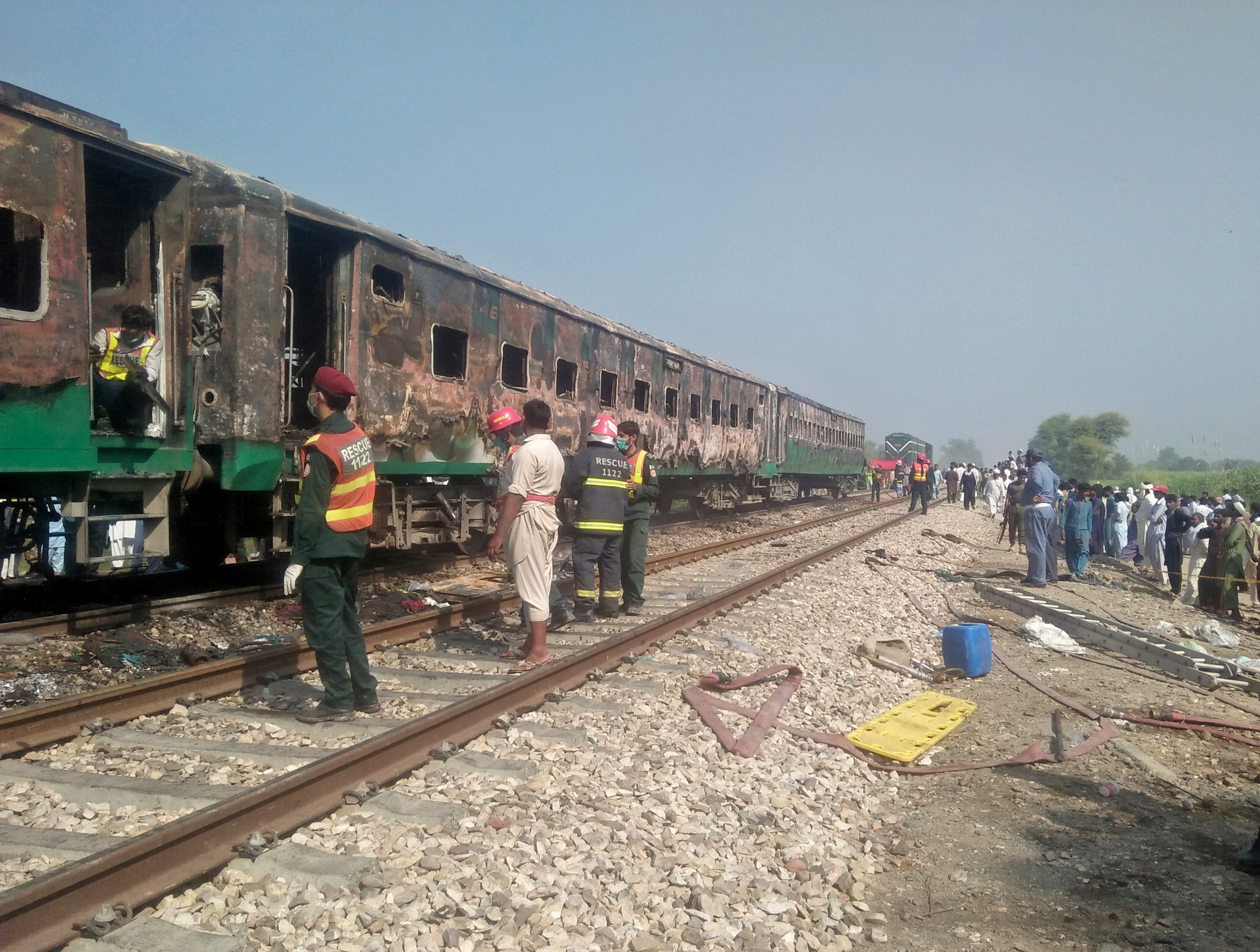 Lourd bilan de l'incendie dans un train au Pakistan