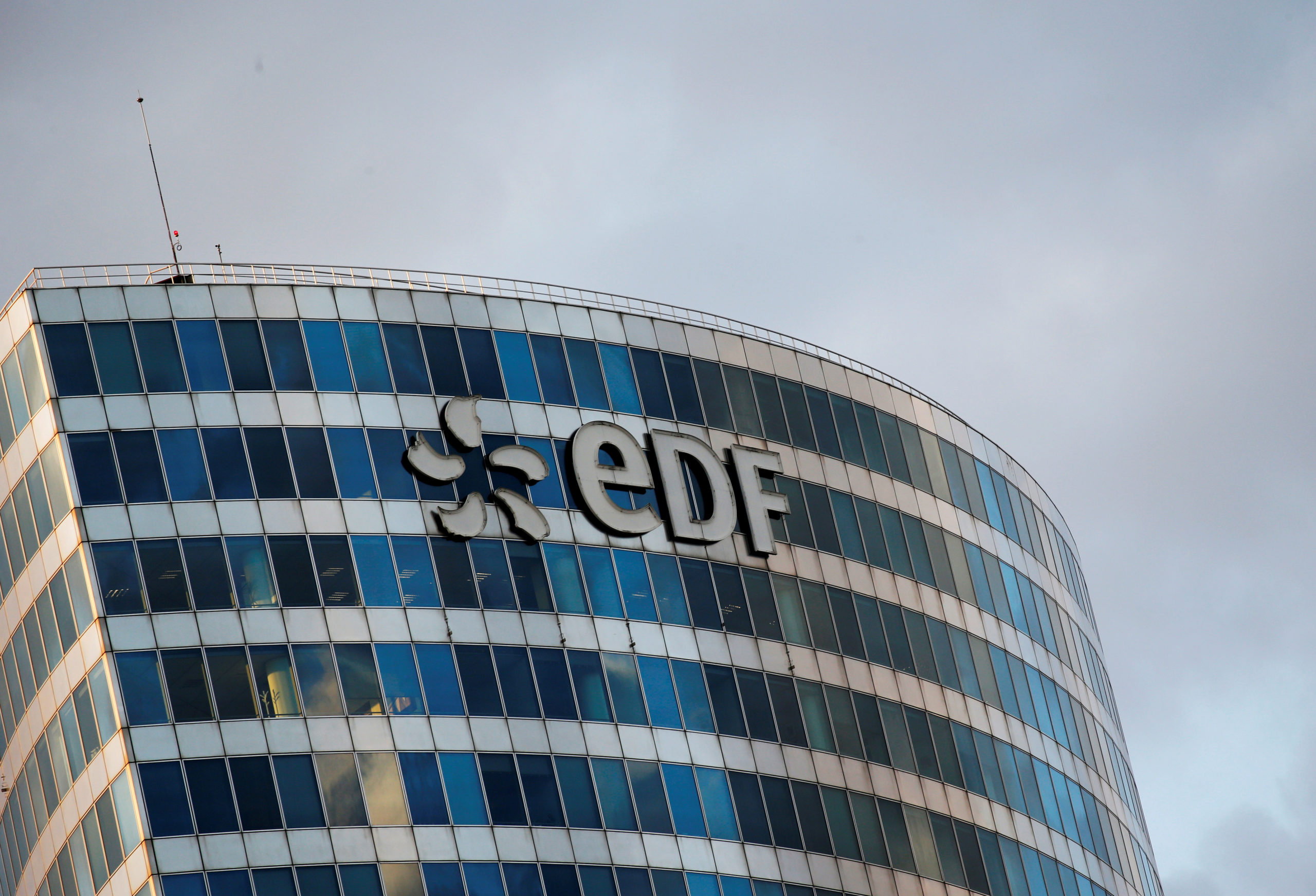 Le tribunal de commerce de Paris a ordonné mardi à EDF de suspendre une partie des engagements d'achat pris par Gazel Energie dans le cadre de l'accès régulé à l'électricité nucléaire historique (Arenh), la justice estimant une nouvelle fois que les concurrents du groupe public peuvent activer une clause de force majeure dans le contexte du coronavirus. /Photo d'archives/REUTERS/Regis Duvignau