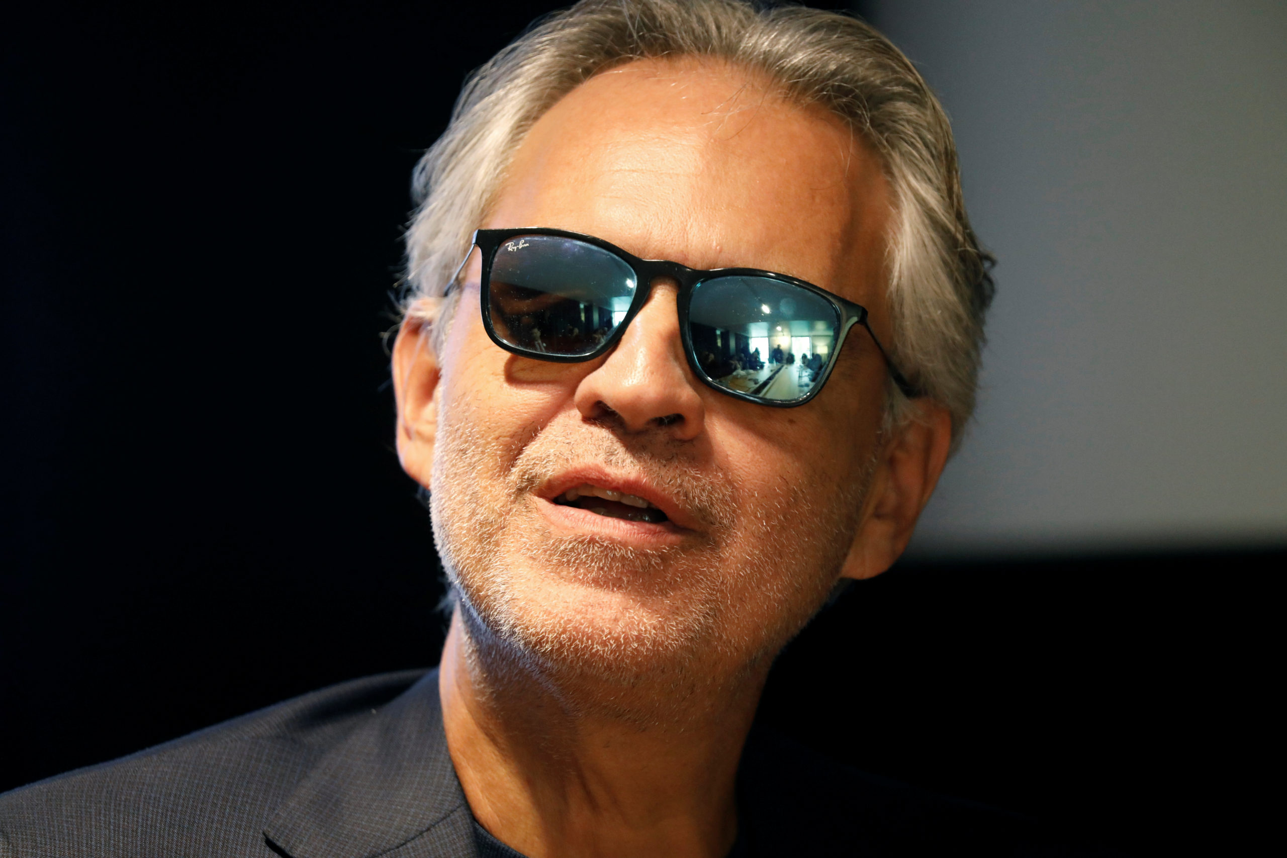 Le ténor italien Andrea Bocelli (en photo) a lancé mercredi à Paris une nouvelle étape de son programme d'éducation musicale pour les enfants défavorisés, pauvres ou victimes de la guerre, via sa Fondation née en 2011, qui va désormais collaborer avec l'Unesco. /Photo prise le 13 novembre 2019/REUTERS/Charles Platiau