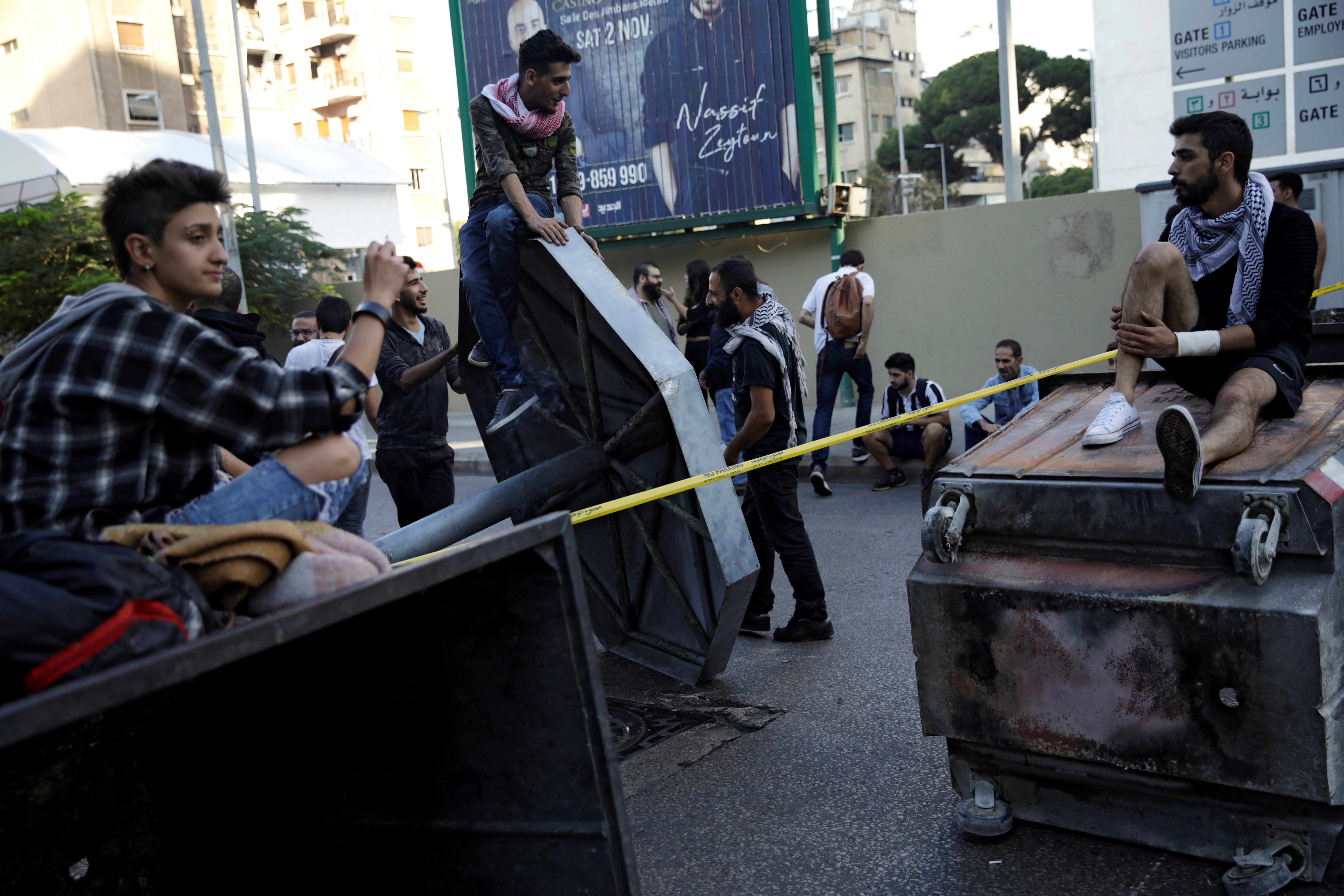 Beyrouth et d'autres villes libanaises bloquées par des manifestants