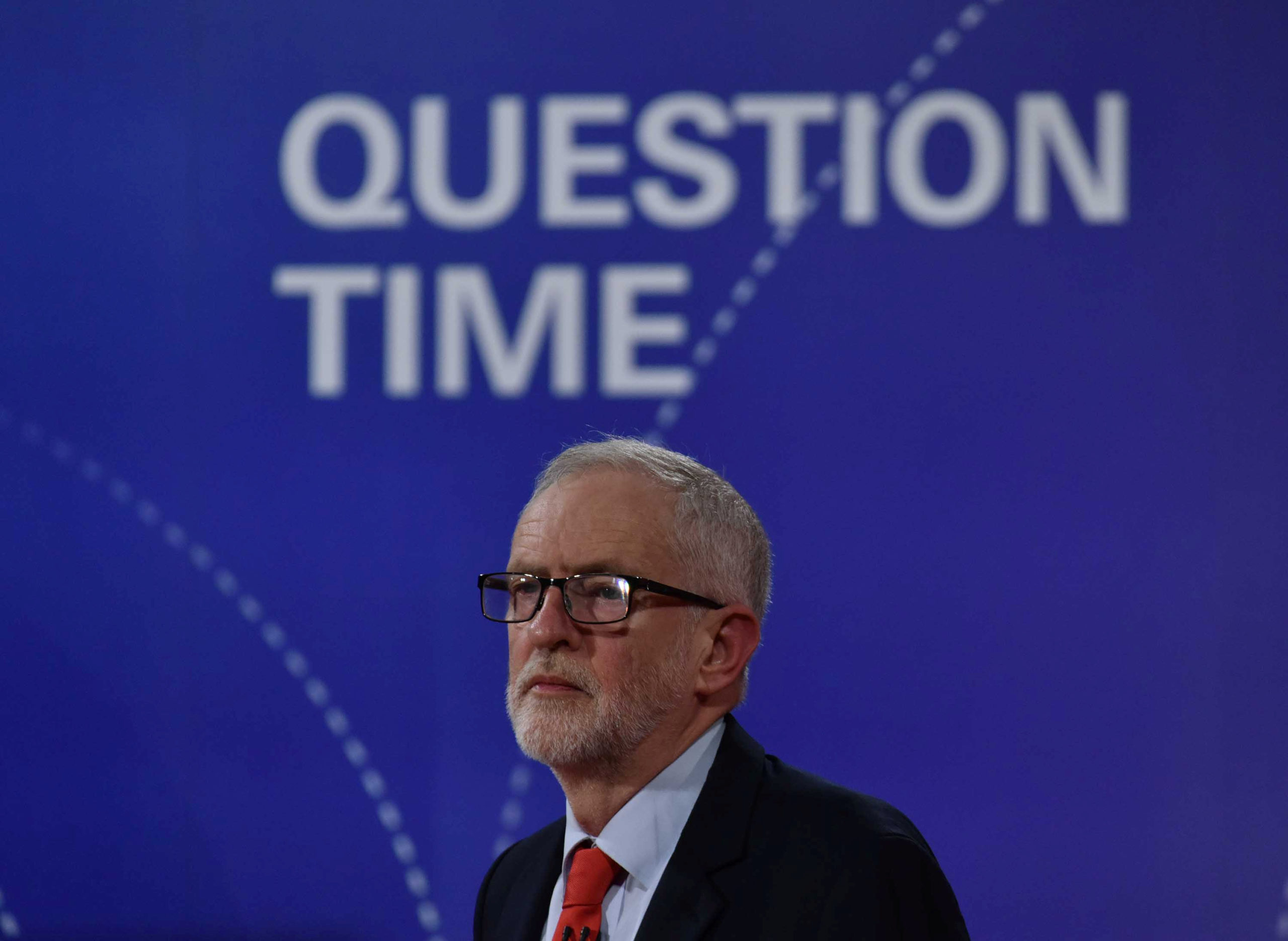 Jeremy Corbyn, chef de file de l'opposition travailliste au Royaume-Uni, a annoncé vendredi soir qu'il ne prendrait pas partie dans l'éventualité d'un second référendum sur le Brexit, une neutralité qui, a-t-il dit, lui permettrait de mettre en oeuvre le résultat, quel qu'il soit, d'une telle consultation. /Photo prise le 22 novembre 2019/REUTERS/Jeff Overs