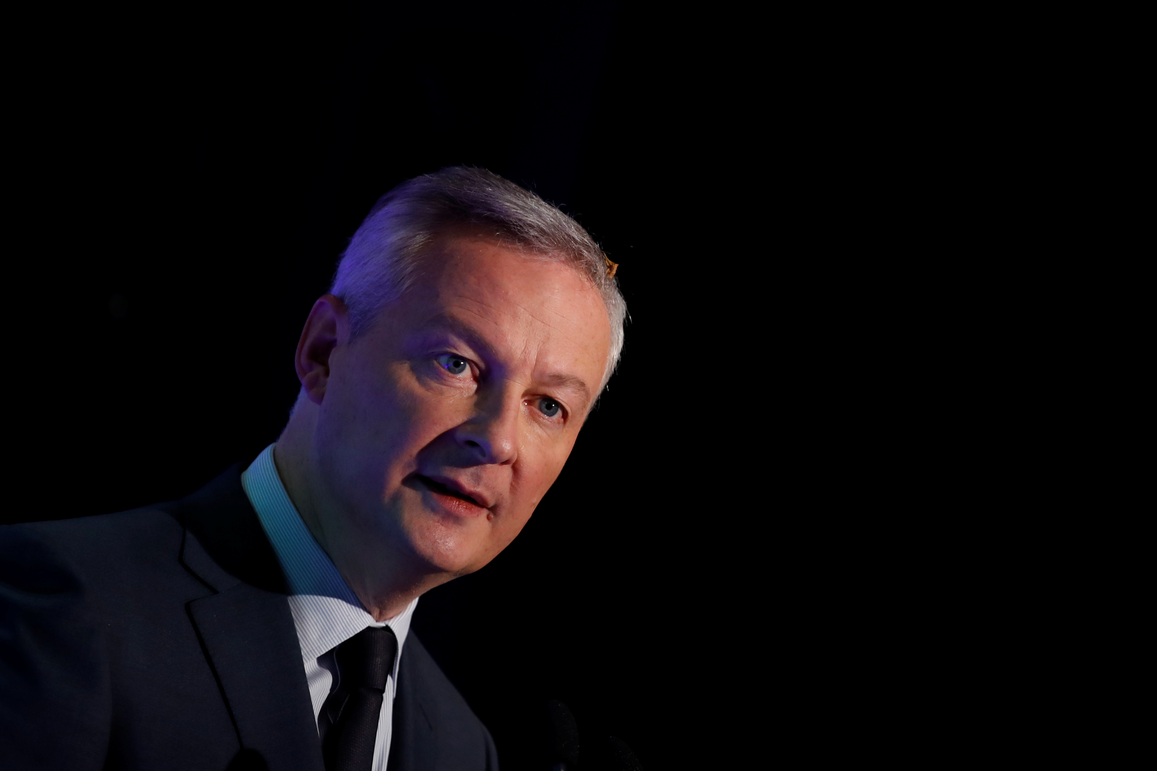 Bruno Le Maire a estimé vendredi qu'il pourrait y avoir des progrès l'année prochaine sur la faisabilité d'une cryptomonnaie soutenue par la Banque centrale européenne mais a observé dans le même temps que ce projet s'inscrivait dans une perspective à long terme et qu'il faisait face à des défis. /Photo prise le 7 novembre 2019/REUTERS/Gonzalo Fuentes