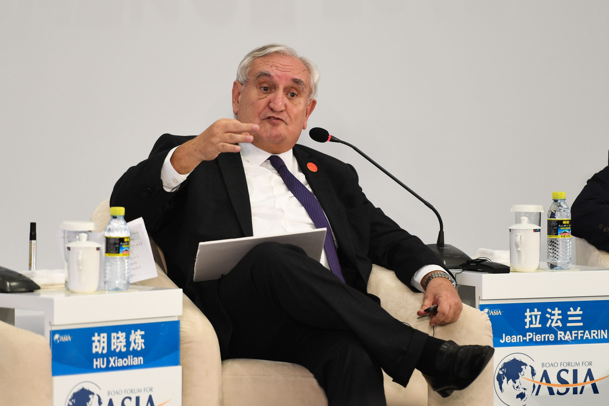 Le 10 avril 2018, l'ancien Premier ministre français Jean-Pierre Raffarin prend la parole lors d'un débat télévisé "40 ans de réforme et d'ouverture : la Chine et le monde" à l'occasion de la Conférence annuelle du Forum de Boao pour l'Asie, à Boao dans la province chinoise du Hainan.