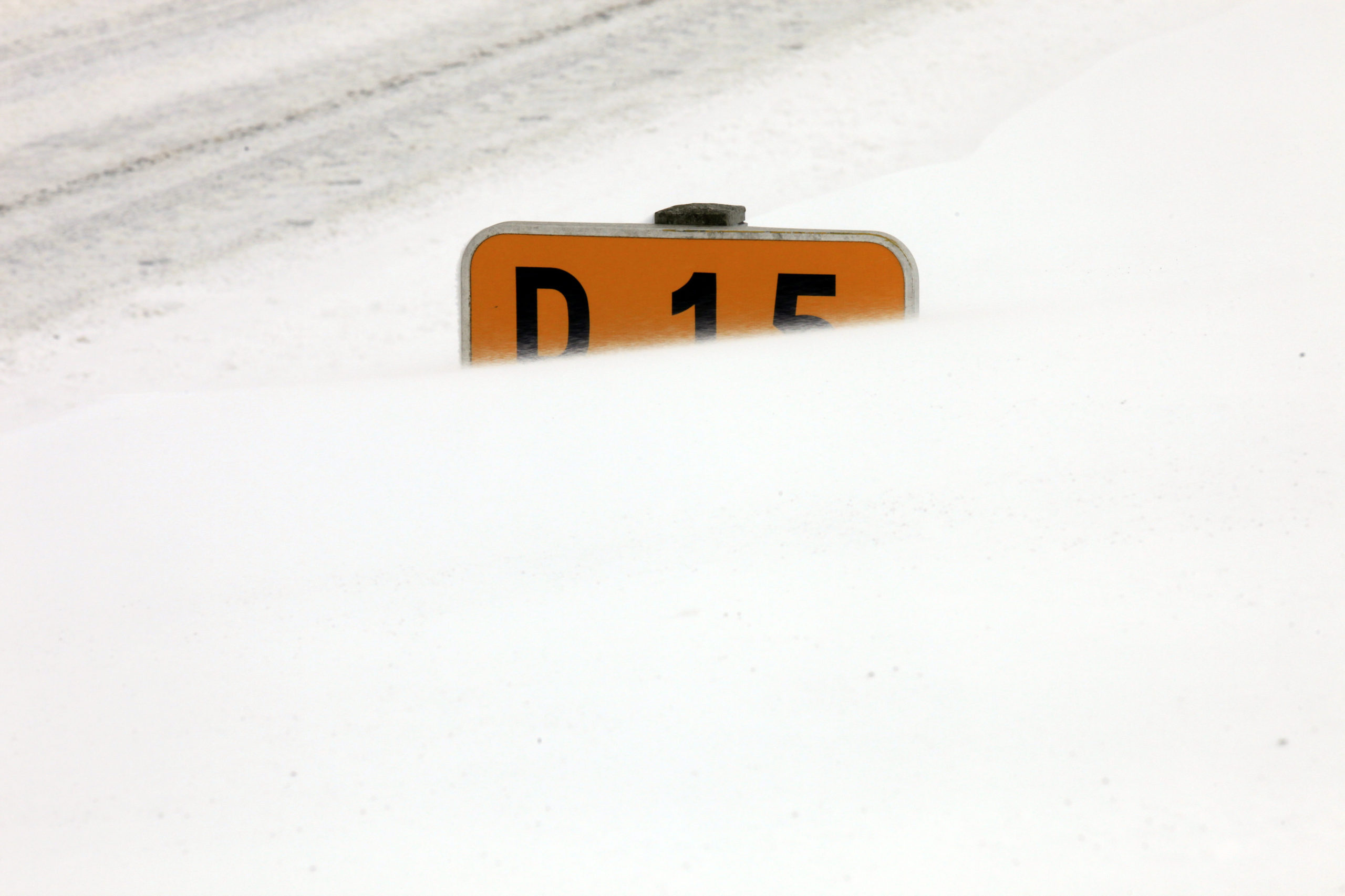 La neige qui s'est abattue en abondance sur la région Auvergne-Rhône-Alpes a fait un mort et provoquait vendredi d'importantes perturbations, notamment sur le trafic ferroviaire et le réseau électrique. /Photo d'archives/REUTERS/Pascal Rossignol