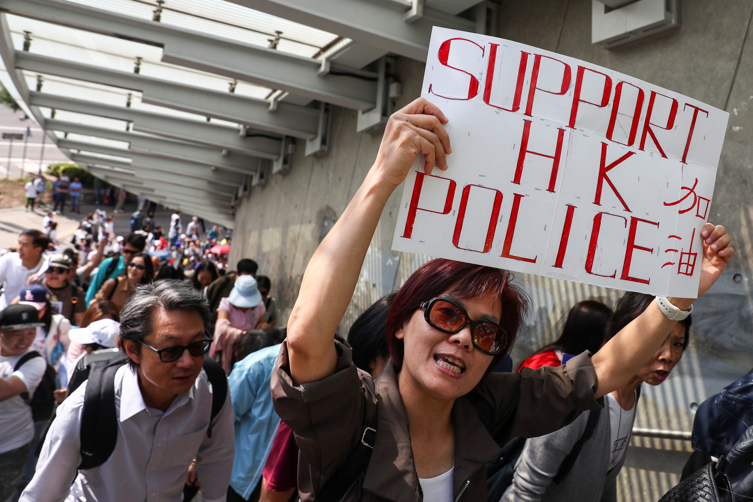 Plusieurs centaines de personnes se sont rassemblées samedi à Hong Kong pour dénoncer les manifestations antigouvernementales de plus en plus violentes dans la ville sous administration chinoise et apporter leur soutien aux forces de l'ordre, devenues une cible prioritaire des contestataires. /Photo prise le 16 novembre 2019/REUTERS/Athit Perawongmetha