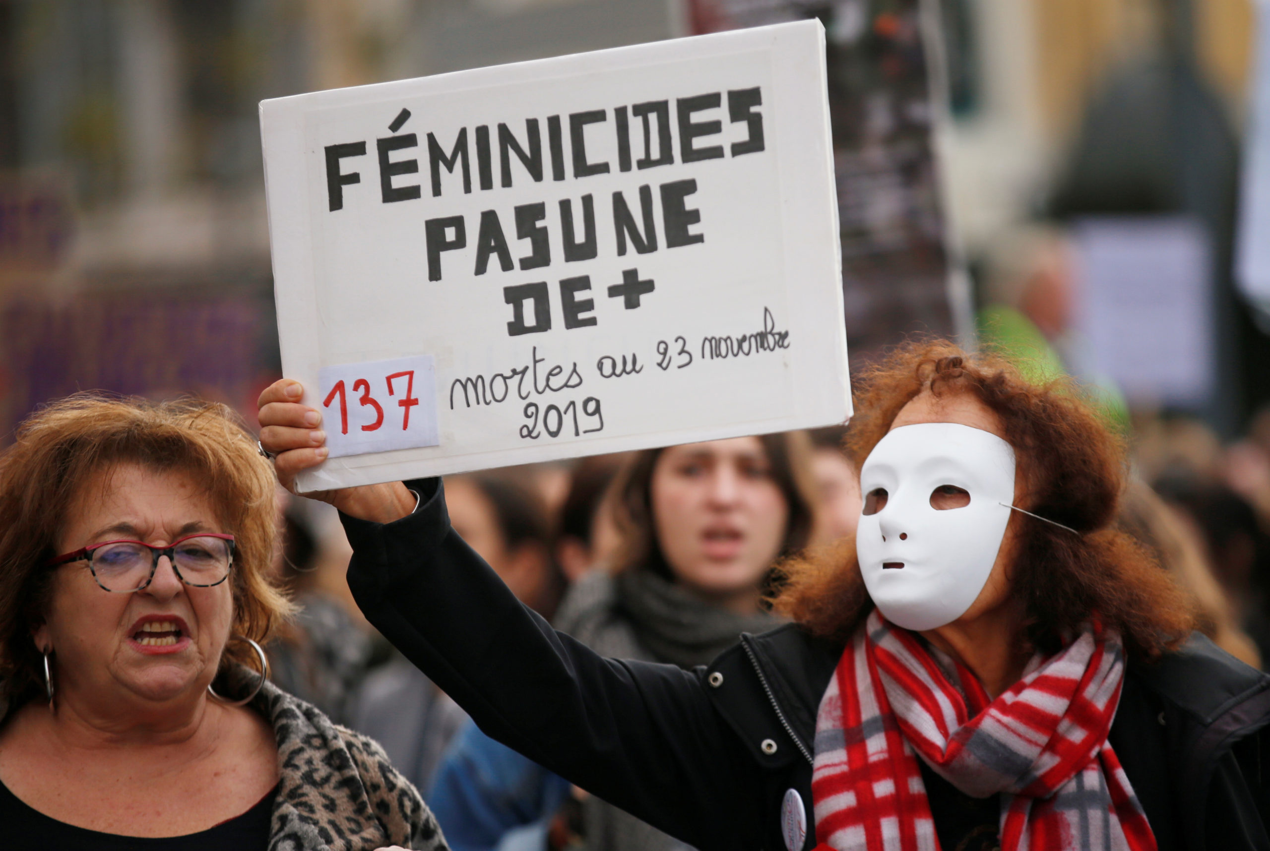 Plusieurs dizaines de milliers de personnes ont manifesté samedi à Paris et dans d'autres villes de France contre les violences faites aux femmes, un phénomène mis en lumière par une multitude de faits divers et par un "Grenelle" dont le gouvernement dévoilera les conclusions la semaine prochaine. /Photo prise le 23 novembre 2019/REUTERS/Jean-Paul Pelissier