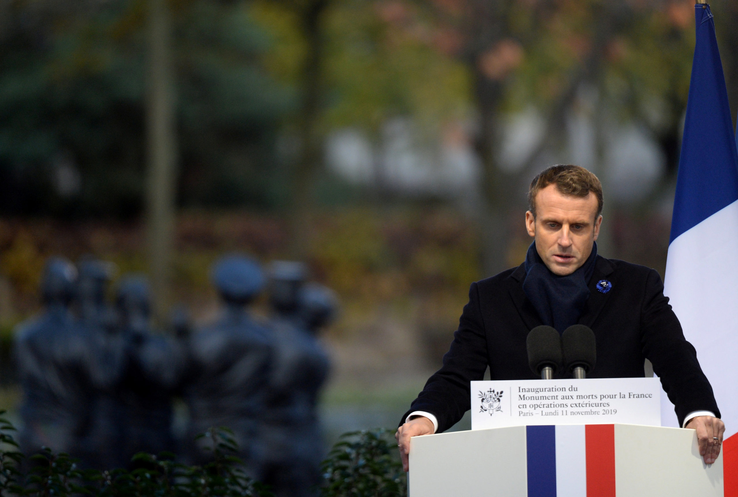 Deux hommes ont été arrêtés le 12 novembre dans le cadre de l'enquête ouverte il y a un an par le parquet de Paris pour un projet d'action violente contre Emmanuel Macron, a-t-on appris vendredi de source judiciaire, confirmant une information du Parisien. /Photo prise le 11 novembre 2019/REUTERS/Johanna Geron