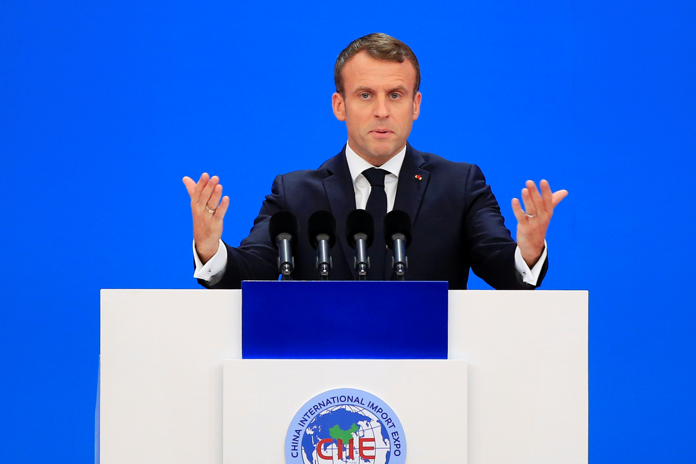 Le président français Emmanuel Macron prononce un discours lors de la cérémonie d'ouverture de la deuxième foire aux importations de Shanghai (CIIE). Après Malaga et Bruxelles, Shanghai : le centre Georges-Pompidou inaugure mardi une troisième implantation à l'étranger et sa première hors d'Europe, nouvelle illustration de la stratégie française de "soft power" poursuivie par Emmanuel Macron, avocat de la "diplomatie des musées". /Photo prise le 5 novembre 2019/REUTERS/Aly Song