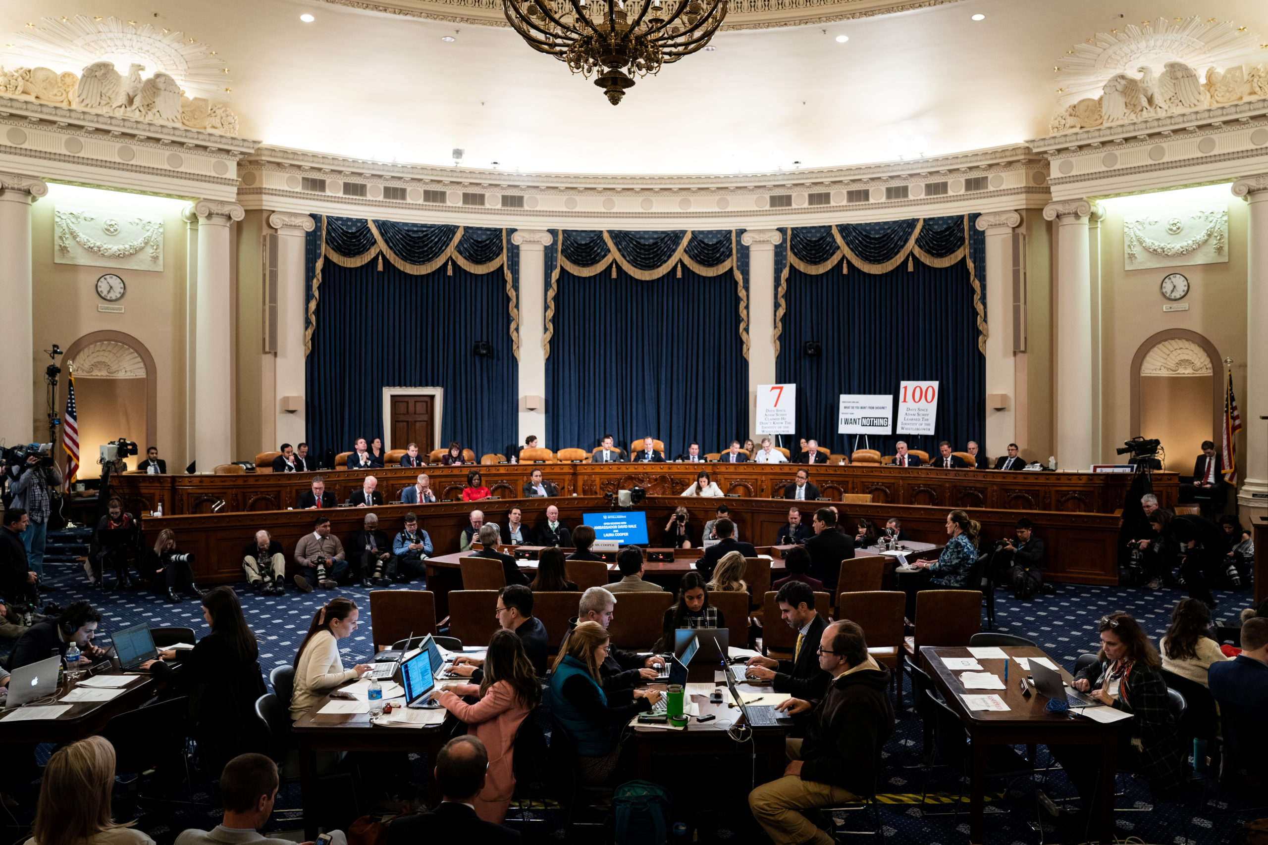 Les candidats à l'investiture démocrate pour l'élection présidentielle américaine de novembre 2020 ont affiché mercredi un front uni pour soutenir l'enquête préalable à une éventuelle procédure de destitution de Donald Trump, alors que les auditions publiques au Congrès ont débuté la semaine dernière. /Photo prise le 20 novembre 2019/REUTERS/Erin Schaff