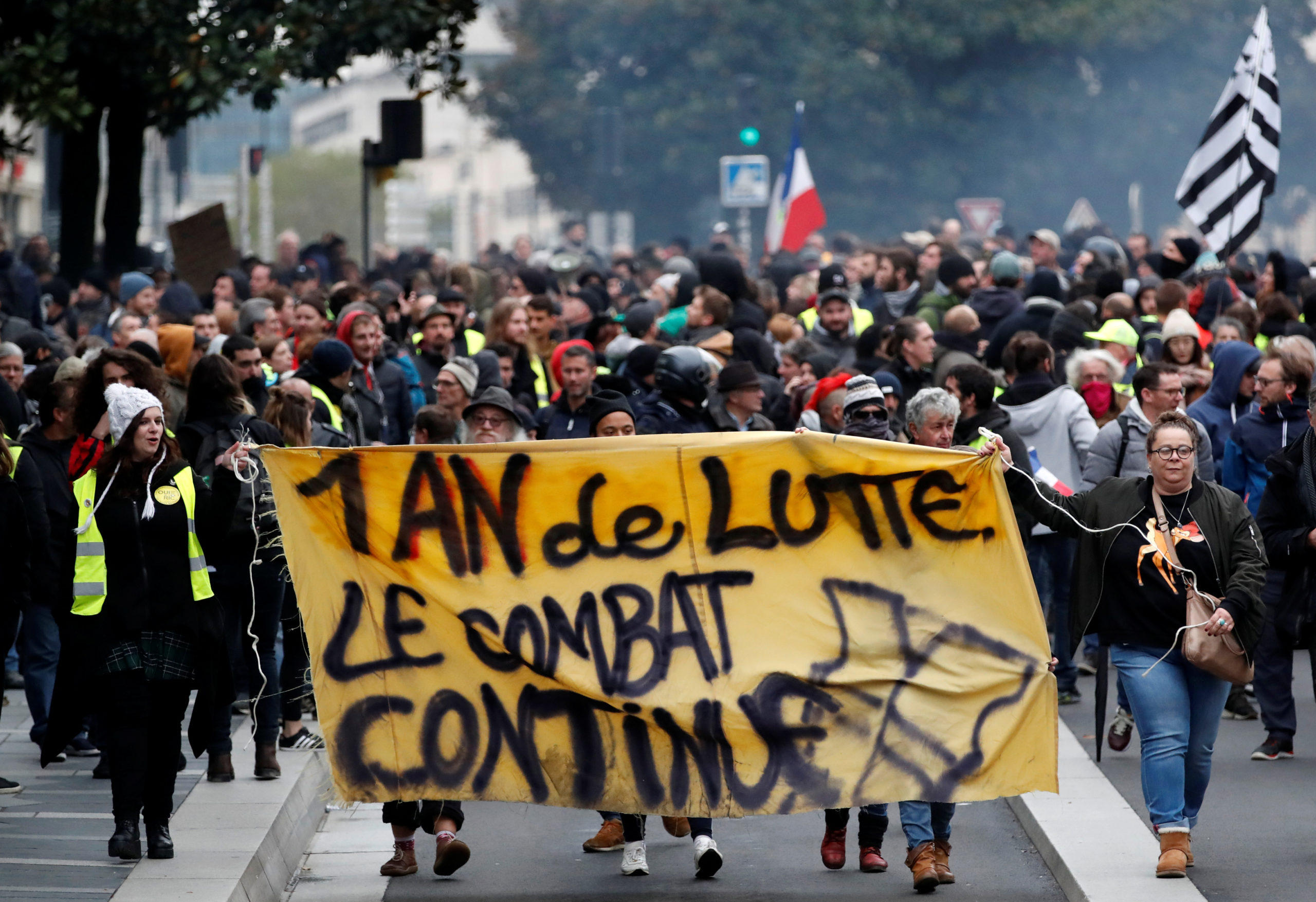 A Nantes. Les manifestations organisées par les "Gilets jaunes" ont rassemblé quelque 28.000 personnes samedi en France, a déclaré le ministère de l'Intérieur, soit dix fois moins qu'au début du mouvement de contestation sociale il y a un an. /Photo prise le 16 novembre 2019/REUTERS/Stéphane Mahé