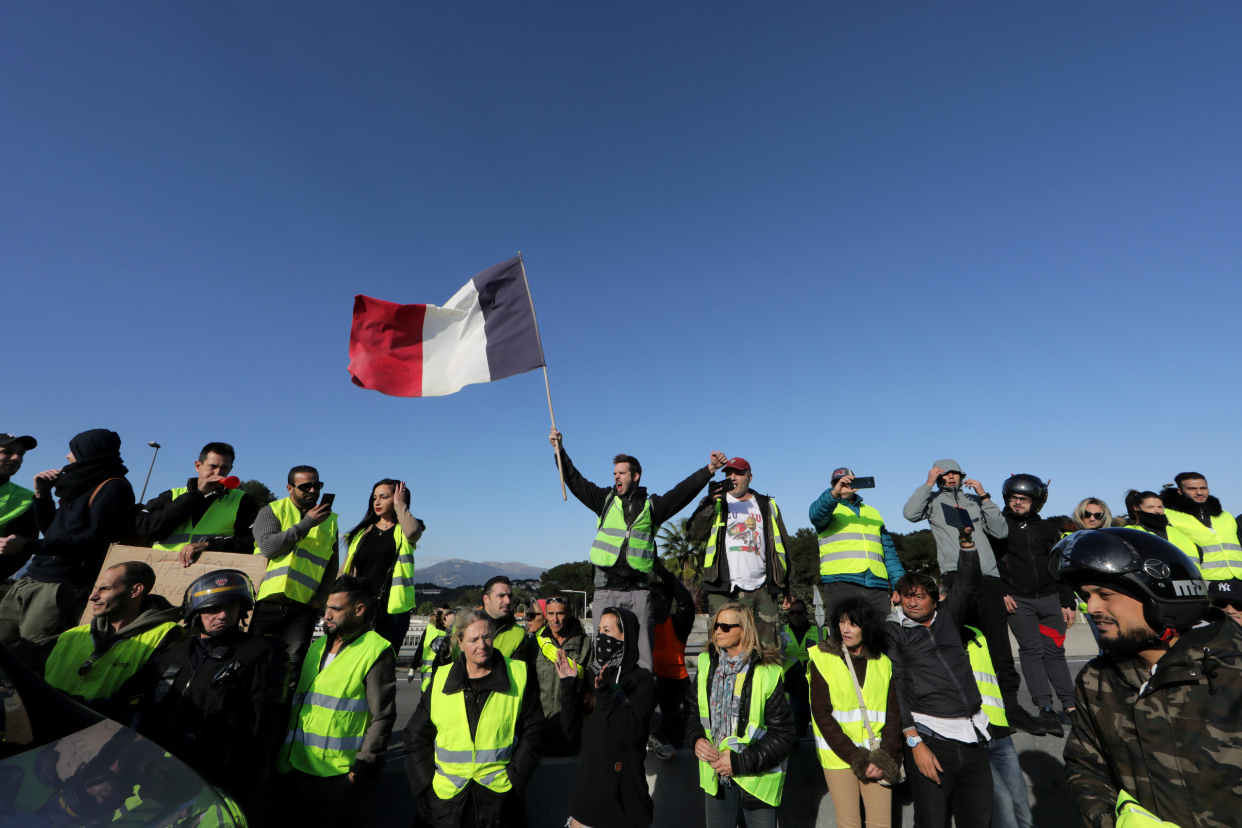 Un gouvernement français aux aguets scrutera les événements marquant, ce week-end, le premier anniversaire du début de la crise des "Gilets jaunes", soulèvement citoyen inédit dont les coups d'éclat ont laissé place à un malaise social tenace. /Photo d'archives/REUTERS/Eric Gaillard