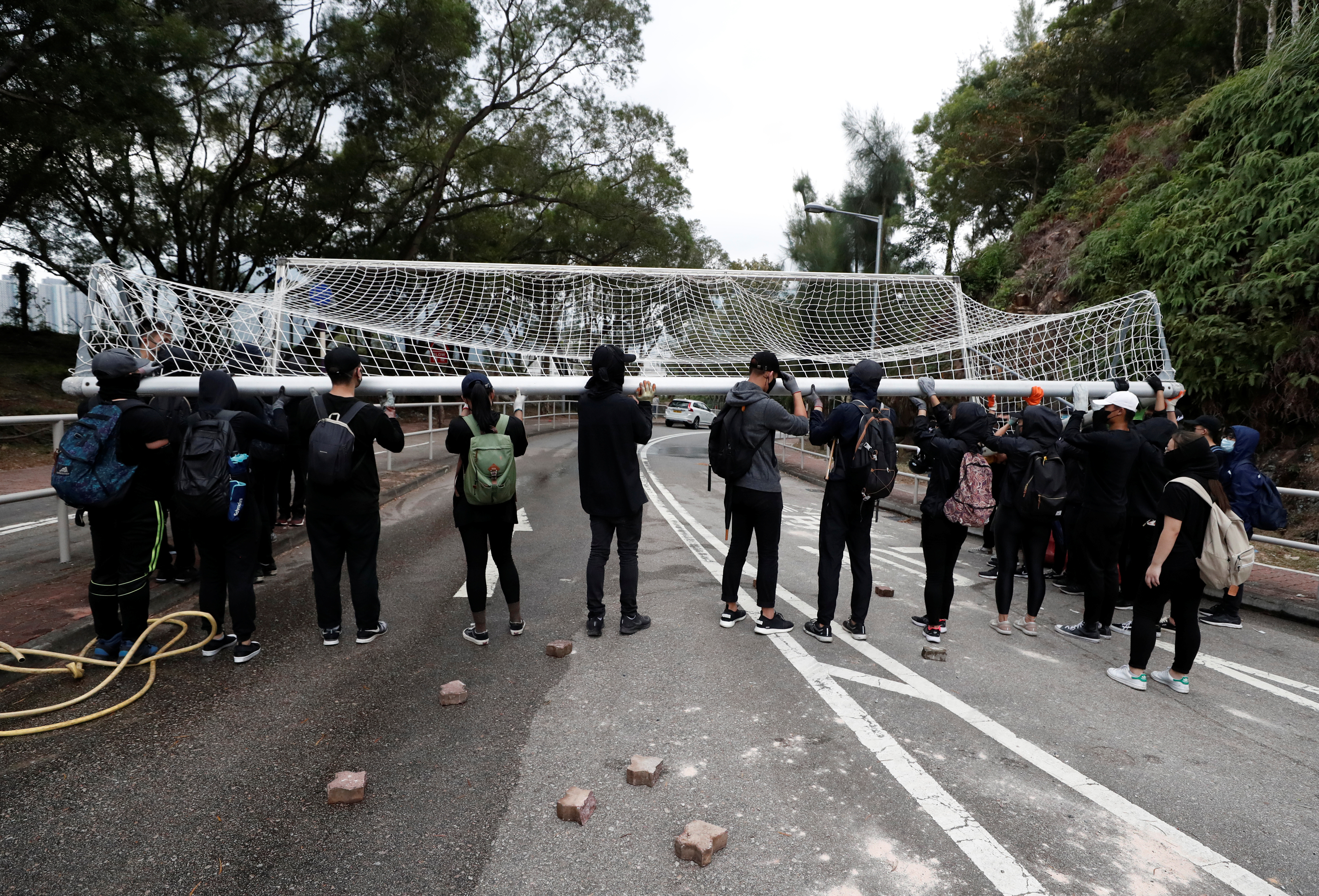 La police anti-émeute de Hong Kong a fait usage de gaz lacrymogène pour disperser des manifestants anti-gouvernementaux sur le campus d'une université mardi, au lendemain d'une flambée de violence lors de laquelle la police a tiré à balles réelles contre des contestataires, blessant grièvement l'un d'eux. /Photo prise le 12 novembre 2019/REUTERS/Shannon Stapleton