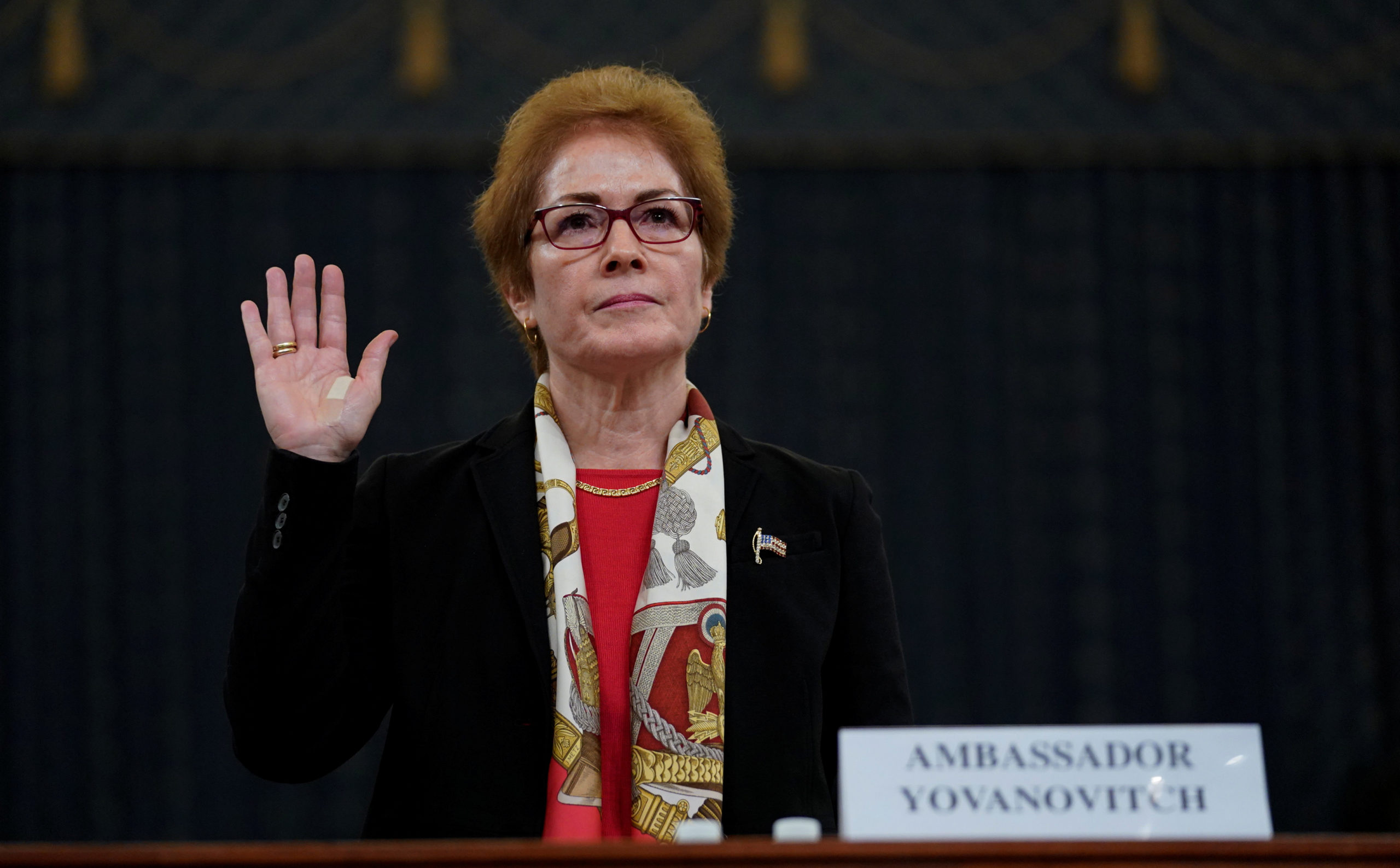 Donald Trump s'en est pris très vivement vendredi sur Twitter à une ancienne ambassadrice américaine en Ukraine, Marie Yovanovitch (en photo), au moment même où elle témoignait au Congrès dans le cadre de l'enquête en vue de l'ouverture éventuelle d'une procédure de destitution du président des Etats-Unis. /Photo prise le 15 novembre 2019/REUTERS/Jonathan Ernst