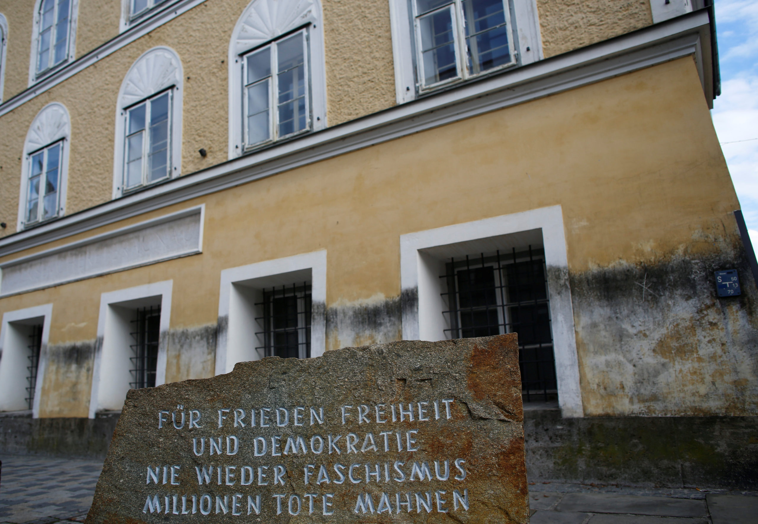 La maison qui a vu naître Adolf Hitler va être transformée en commissariat de police, a annoncé le ministère de l'Intérieur autrichien mardi, mettant un point final à des années de débat quant au meilleur moyen d'empêcher le site de devenir un lieu de pélerinage pour les militants néo-nazis. /Photo d'archives/REUTERS/Leonhard Foeger