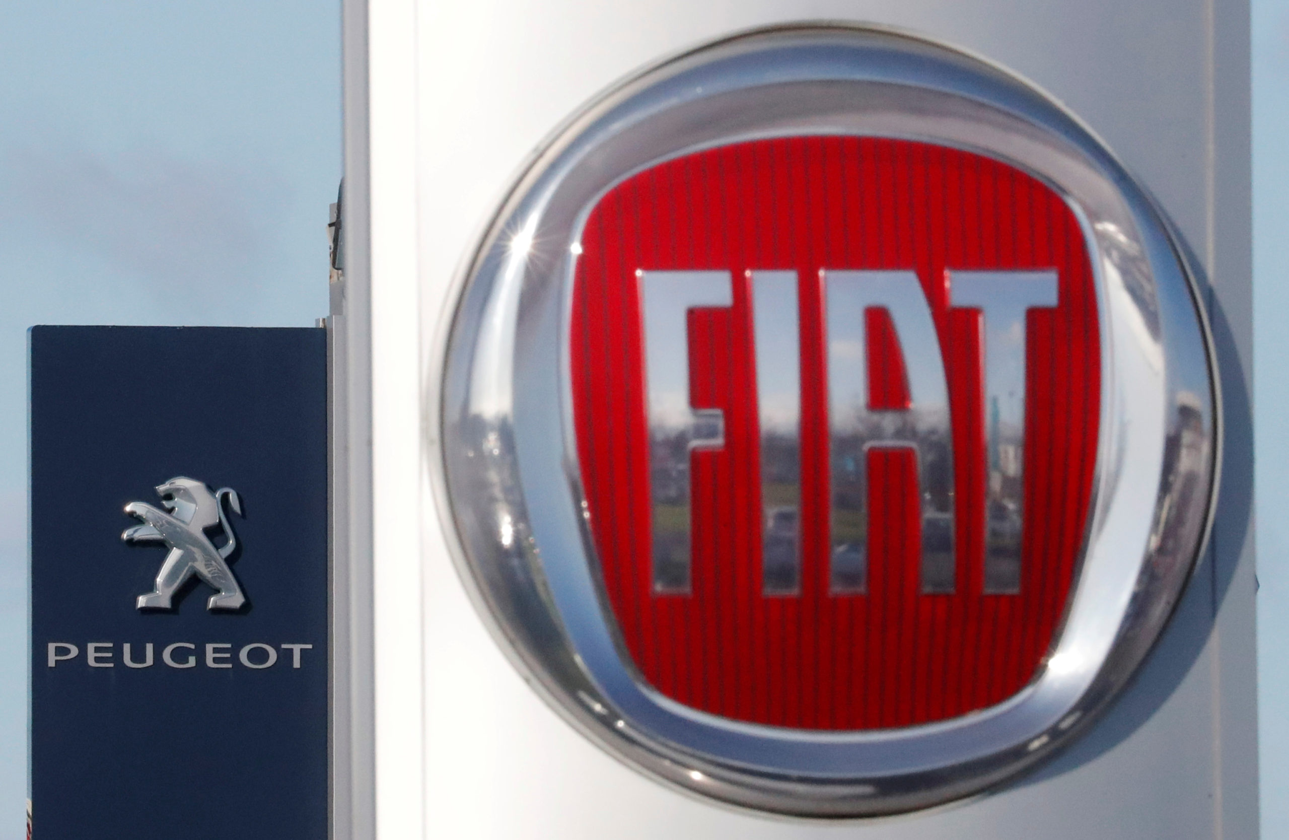 Les accusations de General Motors contre Fiat Chrysler Automobiles (FCA) n'affecteront pas le projet de fusion à 50 milliards de dollars entre le constructeur italo-américain et le français PSA, a-t-on appris jeudi de source proche de FCA. /Photo prise le 8 novembre 2019/REUTERS/Stéphane Mahé