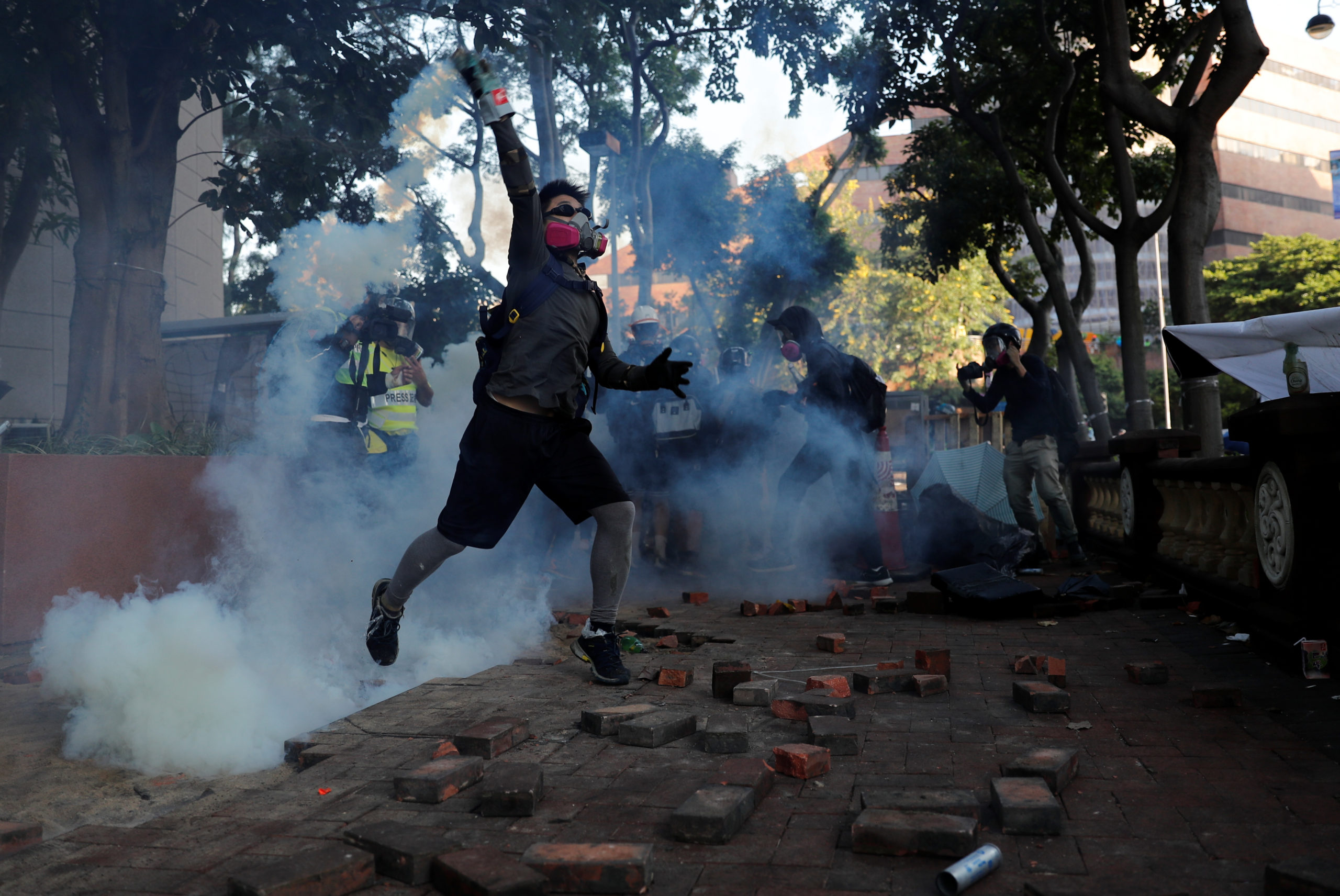 La police de Hong Kong encerclait lundi l'université Polytechnique, théâtre de nouveaux affrontements avec des manifestants retranchés dans ce lieu devenu l'un des points névralgiques de la contestation. /Photo prise le 18 novembre 2019/REUTERS/Tyrone Siu