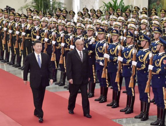 Le président chinois, Xi Jinping, organise une cérémonie d'accueil pour son homologue surinamien, Desiré Bouterse, à Beijing, capitale de la Chine, le 27 novembre 2019. (Xinhua/Yue Yuewei)