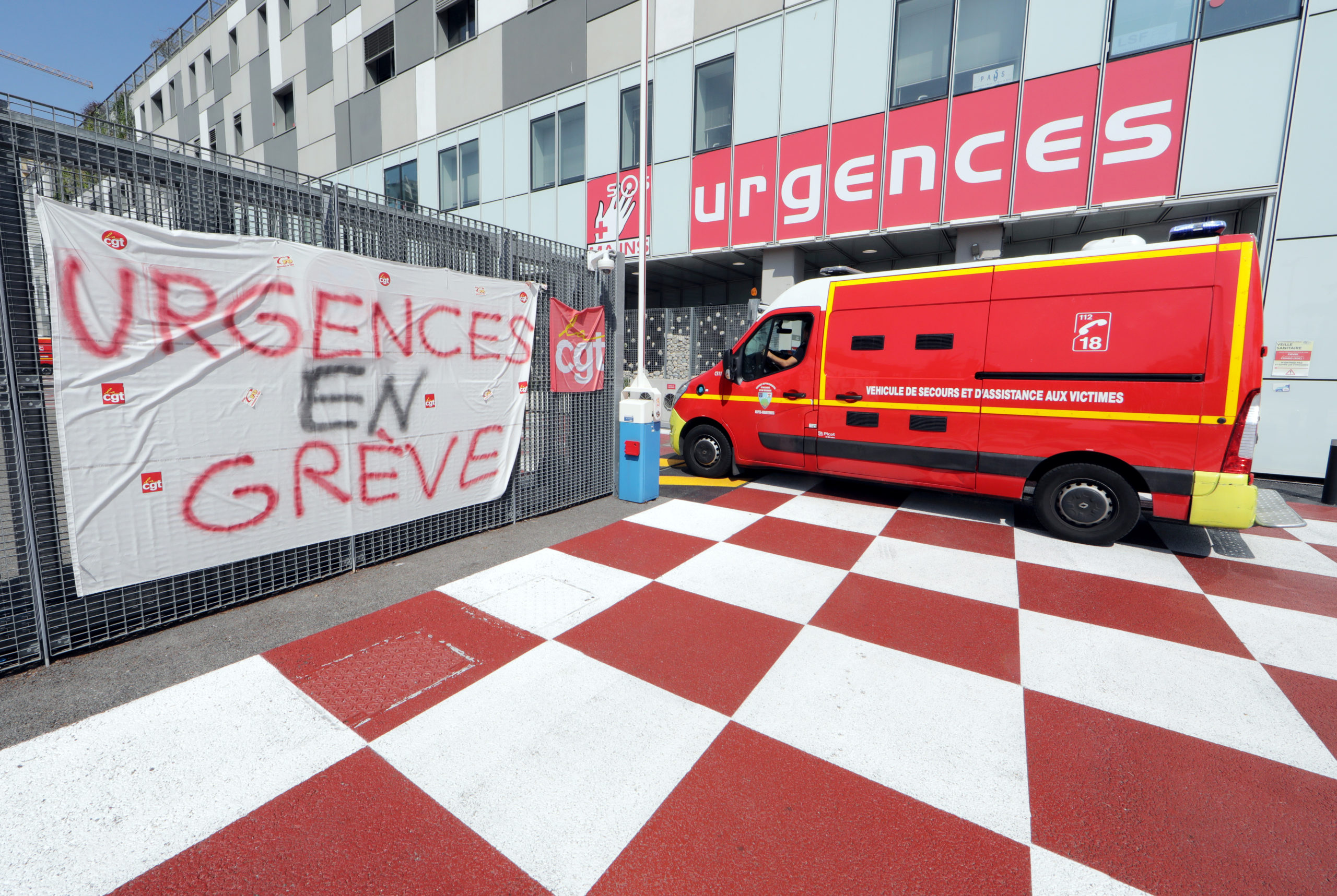 A Nice. Huit mois après le début d'un mouvement social inédit dans les hôpitaux, une nouvelle journée de manifestations du personnel de santé des établissements publics est prévue ce jeudi en France avant la présentation, "courant novembre" d'un nouveau plan de soutien à un système au bord de l'asphyxie. /Photo prise le 3 septembre 2019/REUTERS/Eric Gaillard