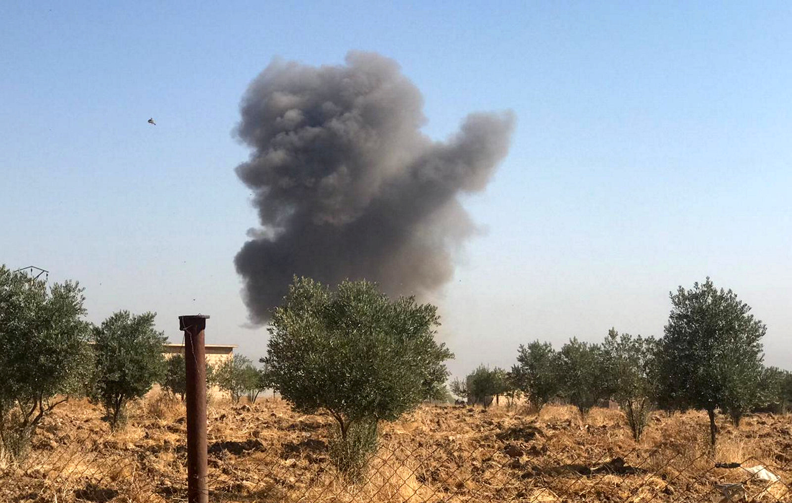 Les forces turques ont bombardé jeudi les alentours de Ras al Aïn, y compris le village de Tel Arkam (en photo). La Turquie a poursuivi son offensive sur les territoires syriens tenus par les miliciens kurdes, poussant la population à fuir par milliers. /Photo prise le 10 octobre 2019/REUTERS