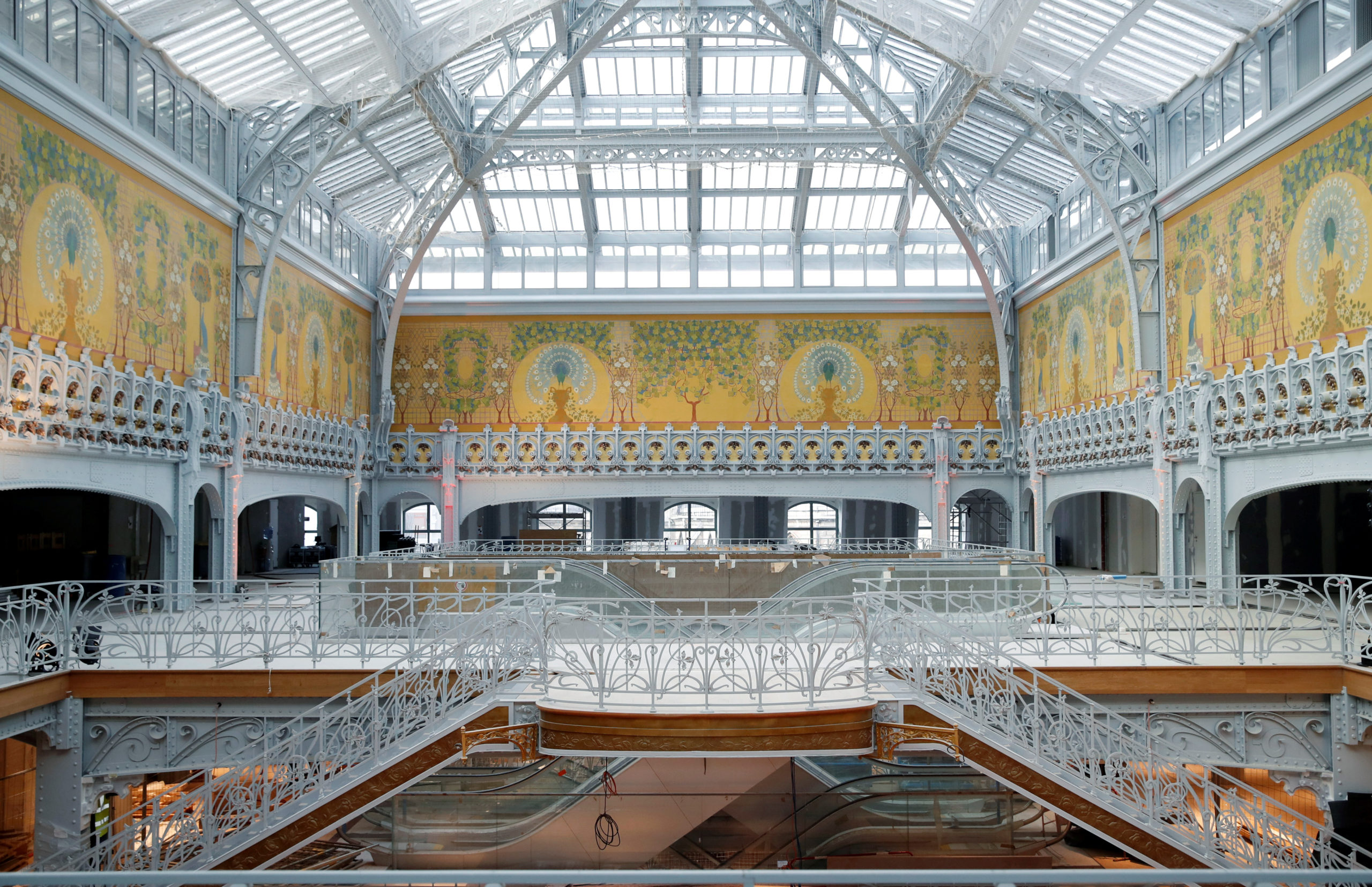 LVMH espère capter une part supplémentaire du flux touristique parisien grâce à la réouverture en avril de La Samaritaine, grand magasin vieux de 150 ans totalement repensé qui abritera un hôtel de luxe et des boutiques et entend chasser sur les terres de concurrents comme les Galeries Lafayette. /Photo prise le 19 novembre 2019/REUTERS/Gonzalo Fuentes