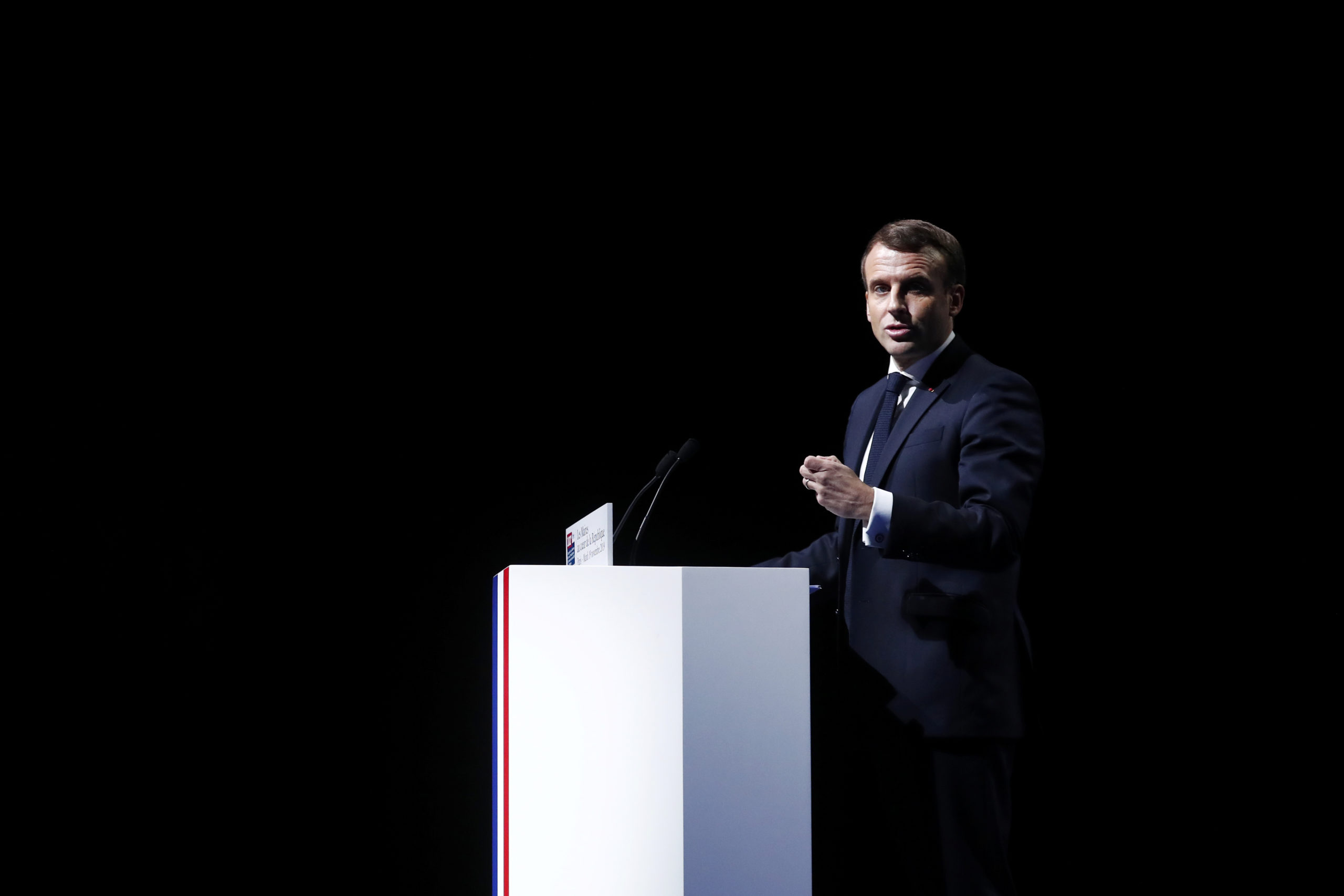 Emmanuel Macron a appelé mardi à la "modération" concernant les arrêtés anti-pesticides pris par plusieurs maires de France, estimant que ces initiatives individuelles, qui ne relèvent pas de la compétence des édiles, n'avaient "aucun sens". /Photo prise le 19 novembre 2019/REUTERS/Ian Langsdon