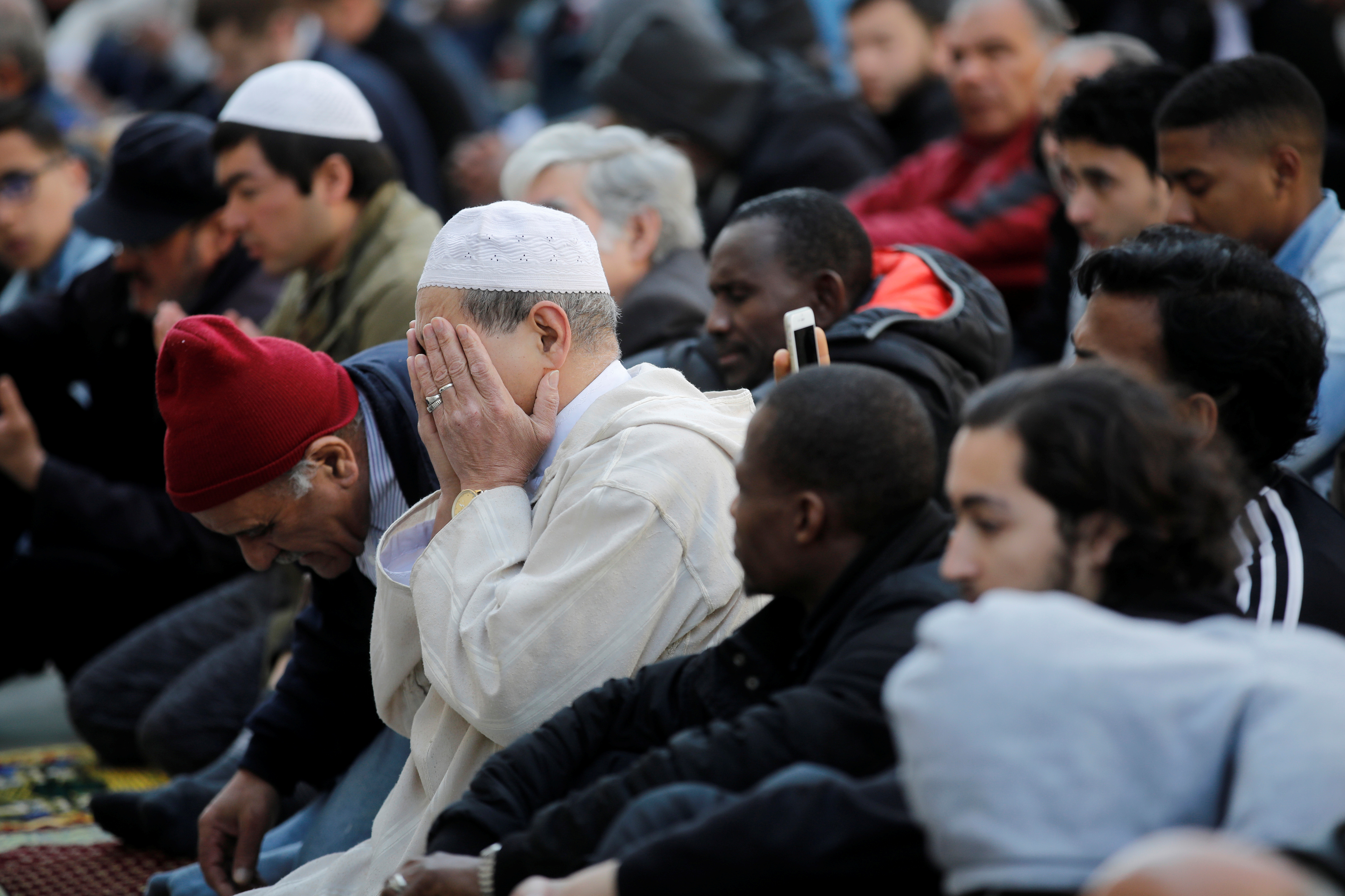 PARIS (Reuters) - Une manifestation contre l'islamophobie prévue dimanche à Paris embarrasse le monde politique et syndical français, ajoutant au malaise ambiant sur le principe de laïcité en France. Un trouble alimenté par la résurgence du débat sur le port du voile islamique, la lutte contre le communautarisme et le durcissement de la politique migratoire du gouvernement. La marche dominicale, qui partira de la gare du Nord, fait suite à une tribune publiée dans Libération et signée d'une cinquantaine de personnalités, dont la totalité des députés La France insoumise, le fondateur du parti Génération.s Benoît Hamon, l'élu communiste Ian Brossat et le secrétaire général de la CGT, Philippe Martinez. Aucune signature socialiste en revanche. "Nous ne voulons pas nous associer à certains des initiateurs de l'appel", a expliqué le parti dans un communiqué en référence aux organisateurs de la manifestation parisienne, le Collectif contre l'islamophobie en France (CCIF), groupement aux activités controversées soupçonné d'être proche de la mouvance islamiste des Frères musulmans. Certains termes de la tribune font aussi débat, comme la mention de "lois liberticides" vis-à-vis des musulmans. "Je ne valide pas l'ensemble du texte", a dit sur franceinfo l'eurodéputé Yannick Jadot, pourtant signataire de la tribune. MARCHE ARRIÈRE D'autres ont fait aussi marche arrière, tel le député Insoumis François Ruffin, qui a reconnu sur France Inter ne pas avoir pesé les termes du texte avant de signer et son collègue Alexis Corbière, qui a dit au Figaro penser que "la Ligue des droits de l'Homme était à l'initiative de la démarche". "Cet appel, il était insignable pour nous, très clairement", a déclaré pour sa part vendredi sur RTL le secrétaire général de la CFDT, Laurent Berger. "Moi je ne signe jamais sans avoir lu." Le Parti communiste appelle à manifester dimanche, tout comme Génération.s, qui dénonce dans un communiqué "le climat actuel de violence et de rejet." Chez Europe Ecologie-Les Verts, le secrétaire national David Cormand a dit sur Public Sénat assumer "bien sûr" sa signature. Selon son secrétaire général Jean Préau, interrogé par Reuters, l'Union des démocrates musulmans français, un parti qui avait présenté des candidats aux dernières élections européennes, n'a pas été invité à manifester dimanche. Il avait en revanche participé à un rassemblement contre la "stigmatisation des musulmans" qui avait réuni des centaines de personnes à Paris le 27 octobre dernier. Dans cette atmosphère tendue et à quatre mois des élections municipales, des élus Les Républicains (LR) dénoncent la présence de partis jugés communautaristes aux élections. Bruno Retailleau, président du groupe LR au Sénat, a déposé une proposition de loi en vue de l'interdiction des listes communautaires aux municipales. (Elizabeth Pineau, édité par Sophie Louet)