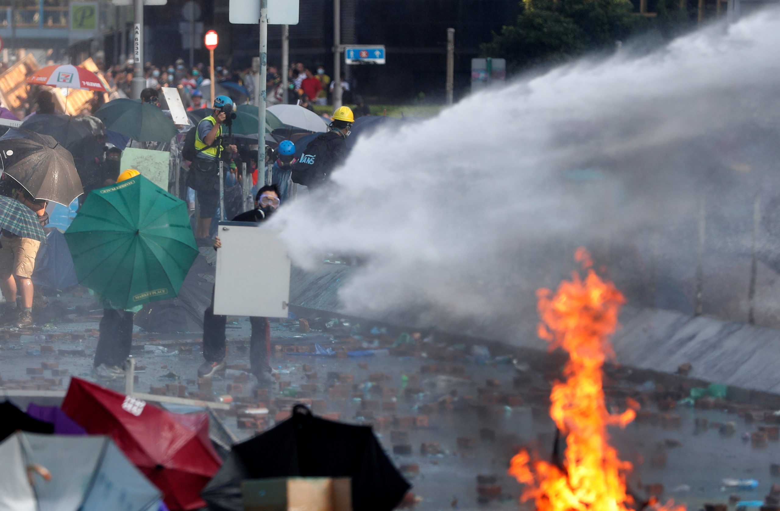 Un policier a été blessé par une flèche dimanche à Hong Kong lors de violents heurts entre les forces de l'ordre et des manifestants retranchés dans un campus universitaire. /Photo prise le 17 novembre 2019/REUTERS/Adnan Abidi