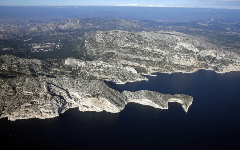 La justice a examiné vendredi la demande de "préjudice écologique" du Parc national des Calanques (photo) contre quatre braconniers sous-marins qui avaient chassé dans des zones de non-prélèvement, mais aussi des grossistes et restaurateurs qui avaient acheté le produit de cette pêche illégale. /Photo d'archives/REUTERS/Jean-Paul Pelissier