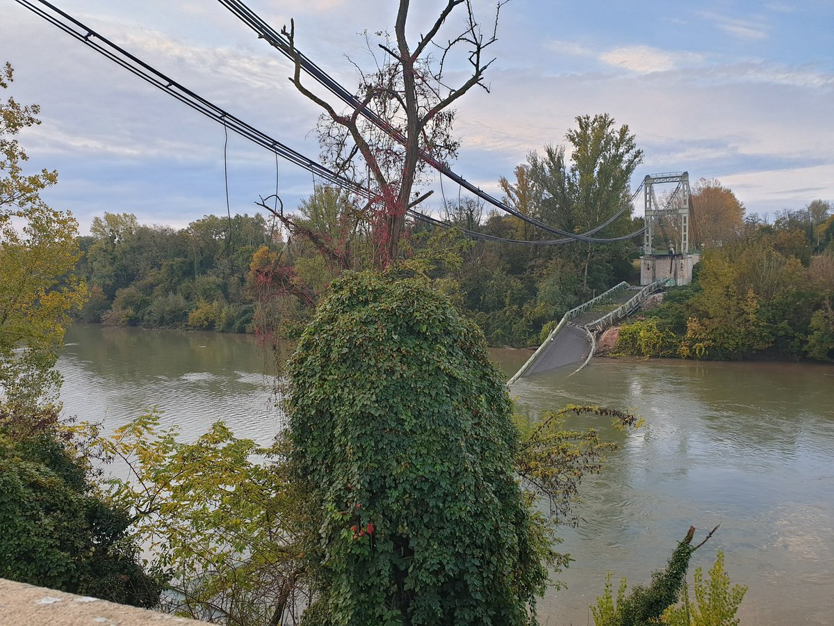 Le poids excessif du camion qui avait emprunté lundi matin le pont suspendu de Mirepoix-sur-Tarn (Haute-Garonne) est à l'origine de l'effondrement qui a fait deux morts, une adolescente et le chauffeur du poids-lourd, a déclaré mardi le procureur de la République de Toulouse. /Photo d'archives/REUTERS/Olivier le Corre